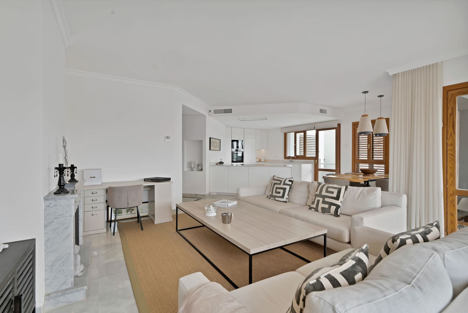 Recently renovated, west-facing middle-floor apartment within the exclusive gated community · Photo 27
