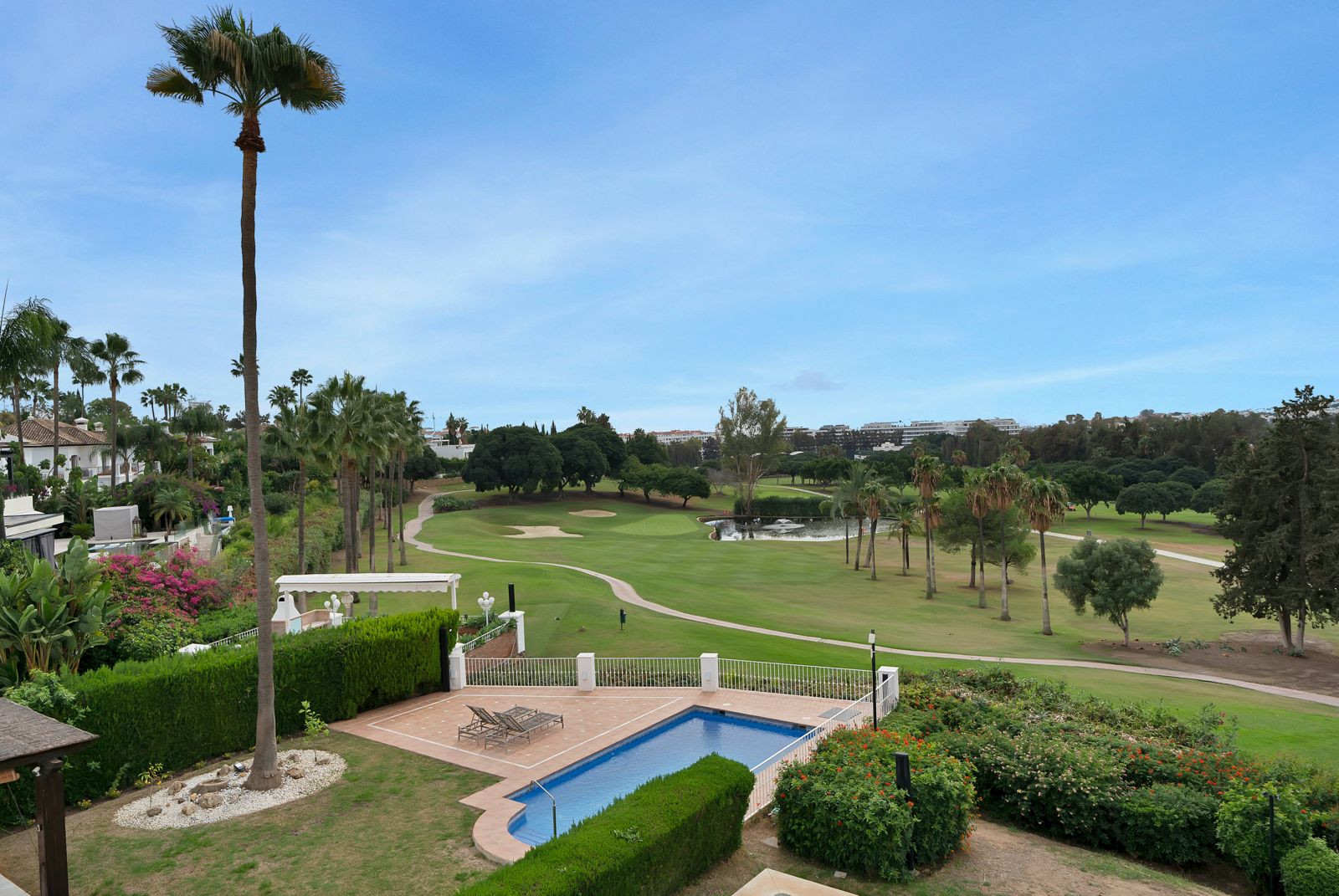 Recently renovated, west-facing middle-floor apartment within the exclusive gated community · Photo 37