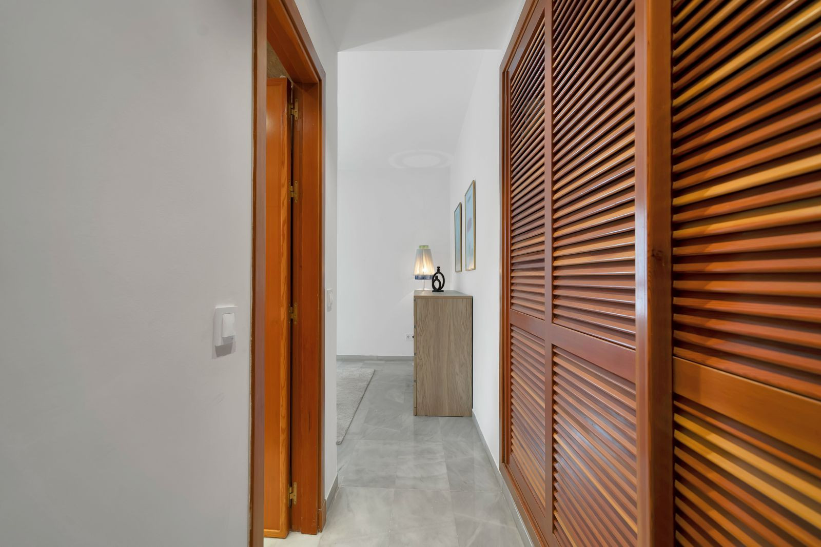 Recently renovated, west-facing middle-floor apartment within the exclusive gated community · Photo 11