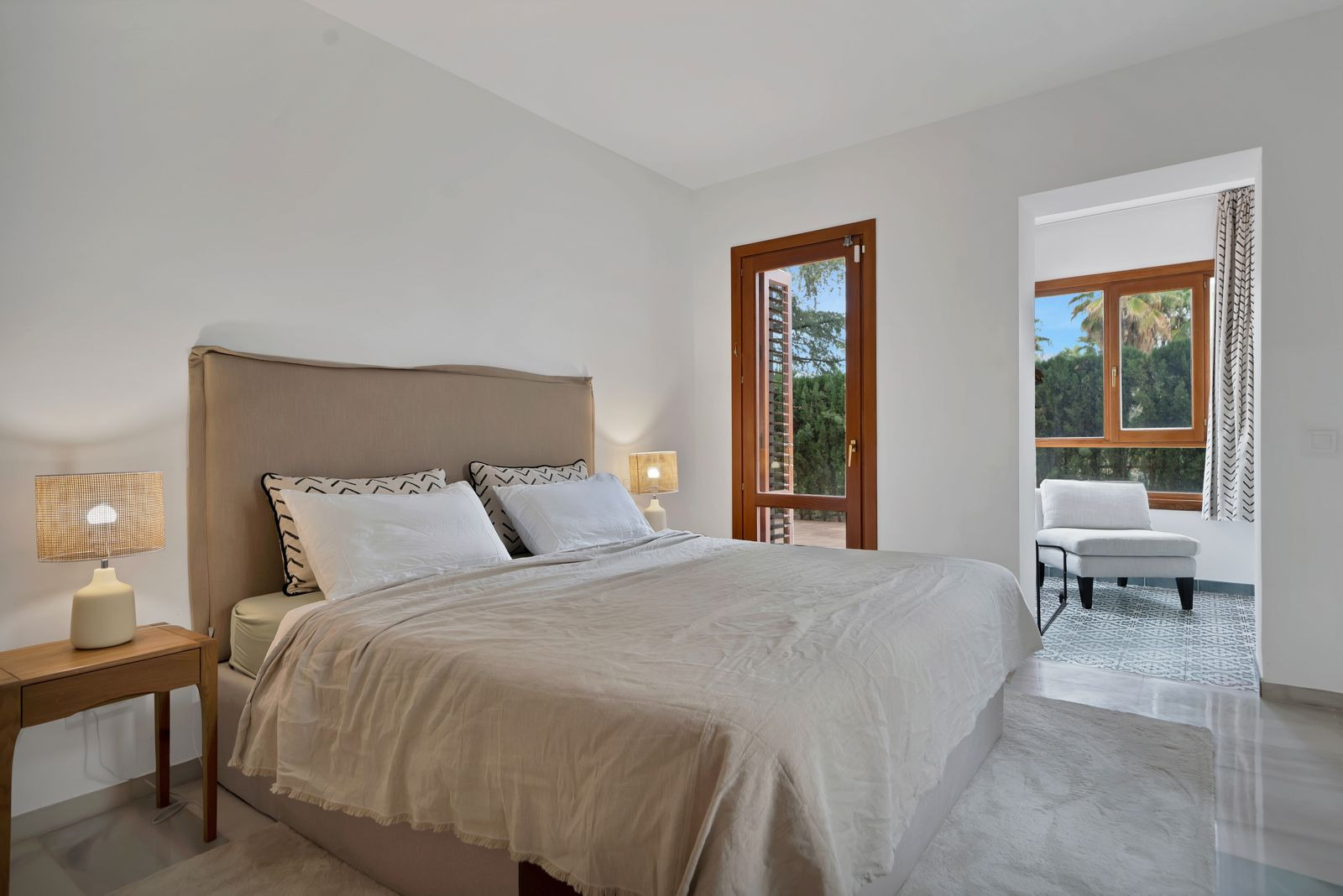 Recently renovated, west-facing middle-floor apartment within the exclusive gated community · Photo 12