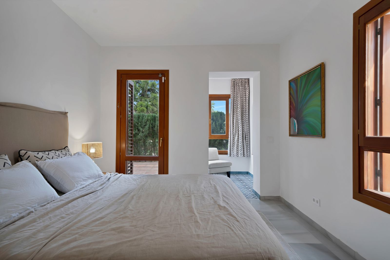 Recently renovated, west-facing middle-floor apartment within the exclusive gated community · Photo 14