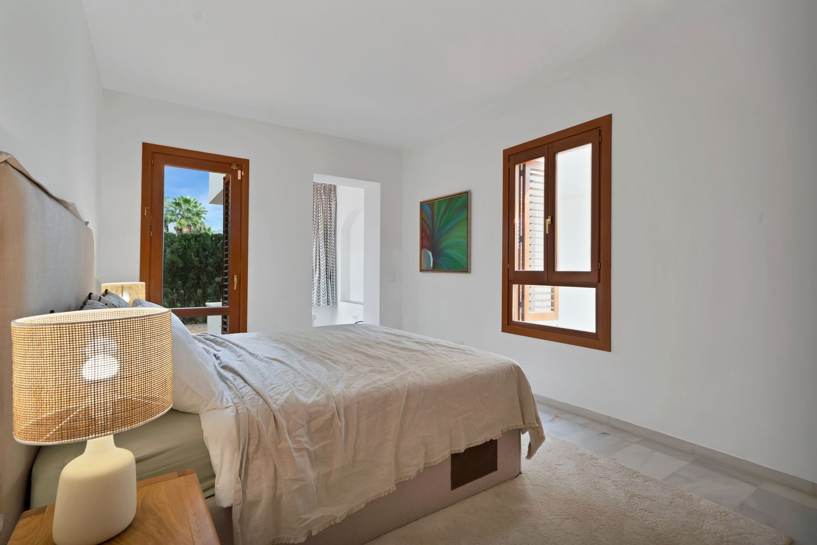 Recently renovated, west-facing middle-floor apartment within the exclusive gated community · Photo 10