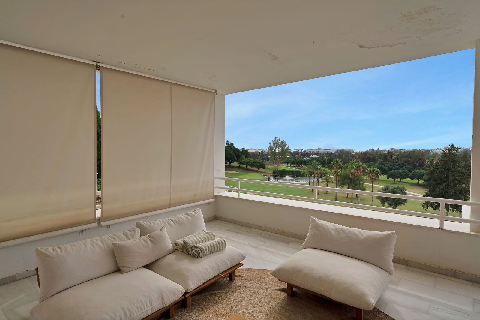 Recently renovated, west-facing middle-floor apartment within the exclusive gated community · Photo 41