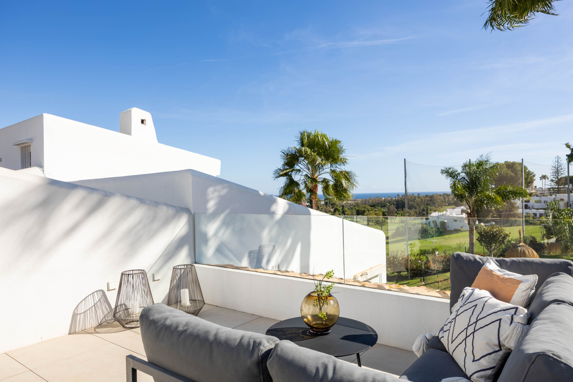 Beautifully Renovated Apartment with Stunning Views in Nueva Andalucía · Photo 15