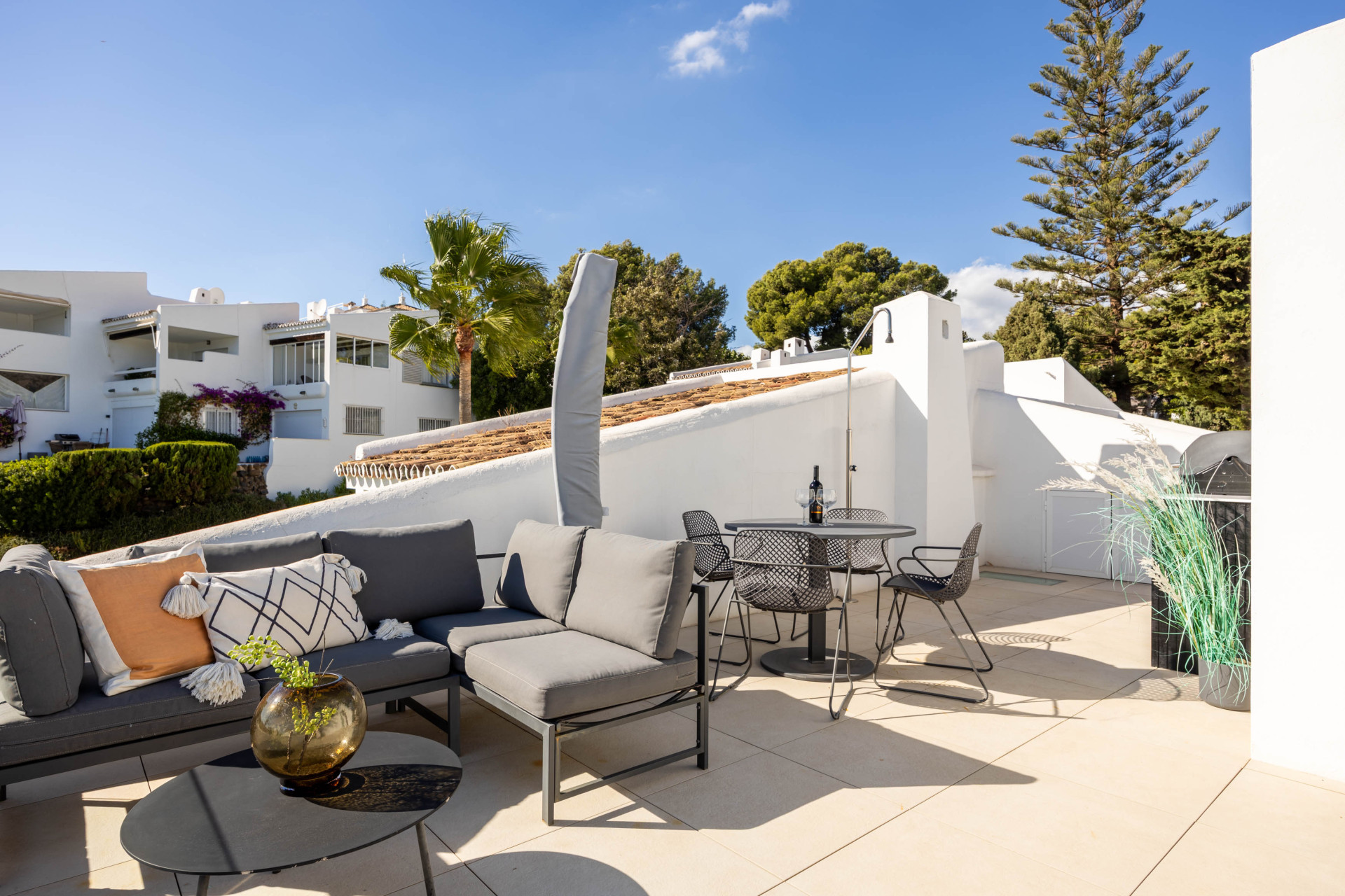 Beautifully Renovated Apartment with Stunning Views in Nueva Andalucía · Photo 16