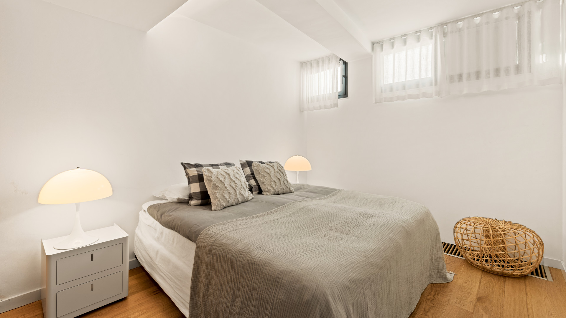 Spectacular South-East Facing Beachfront Villa with Direct Sea Access in Costabella, Marbella · Photo 23