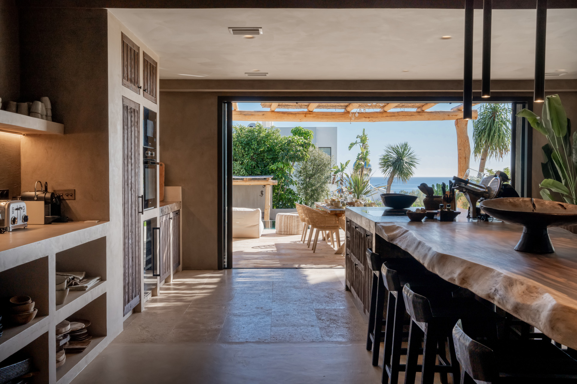 Single Luxury Villa in Selwo: Fusion of Exotic Styles with Sea Views · Photo 16