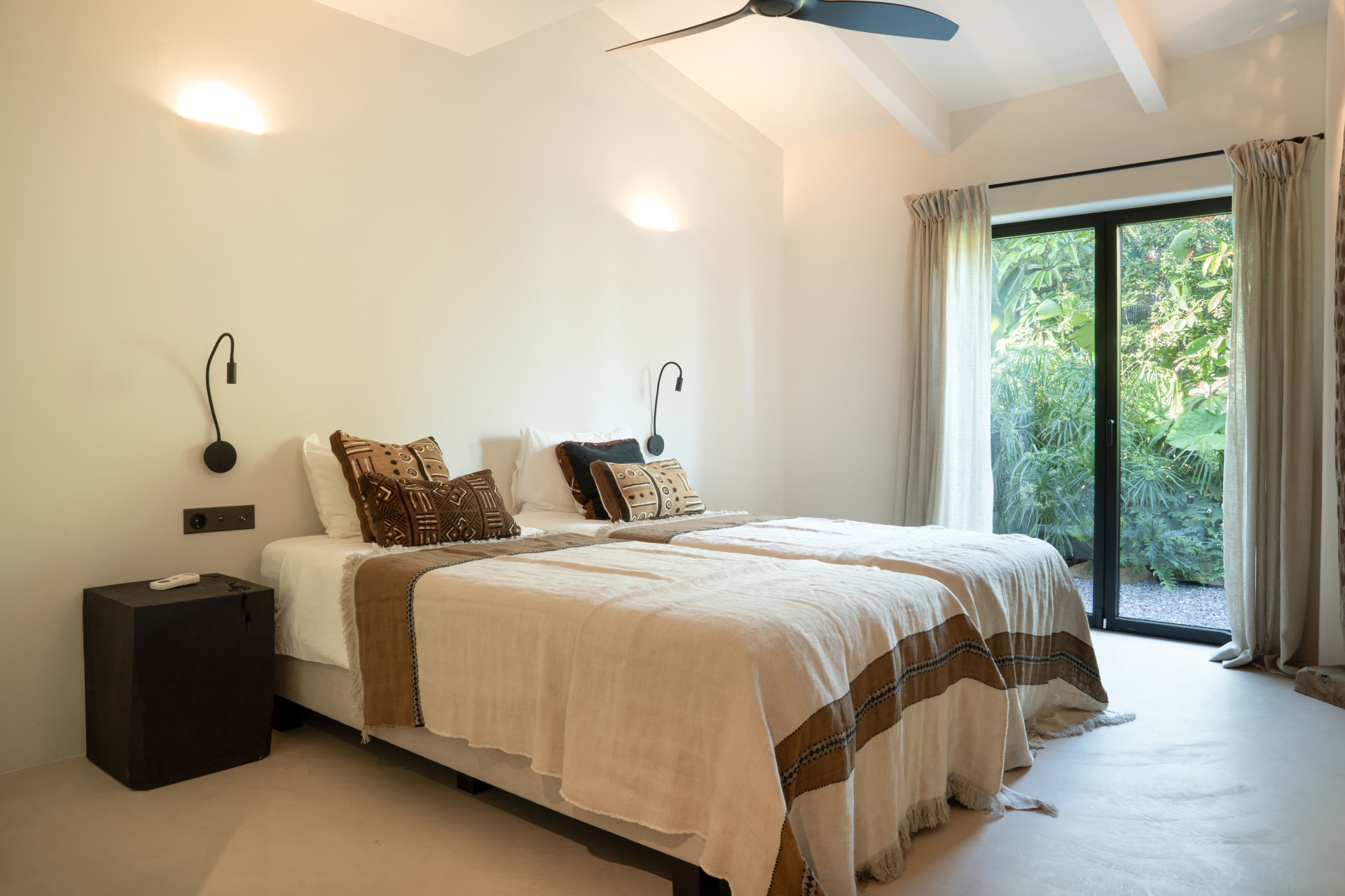 Single Luxury Villa in Selwo: Fusion of Exotic Styles with Sea Views · Photo 20