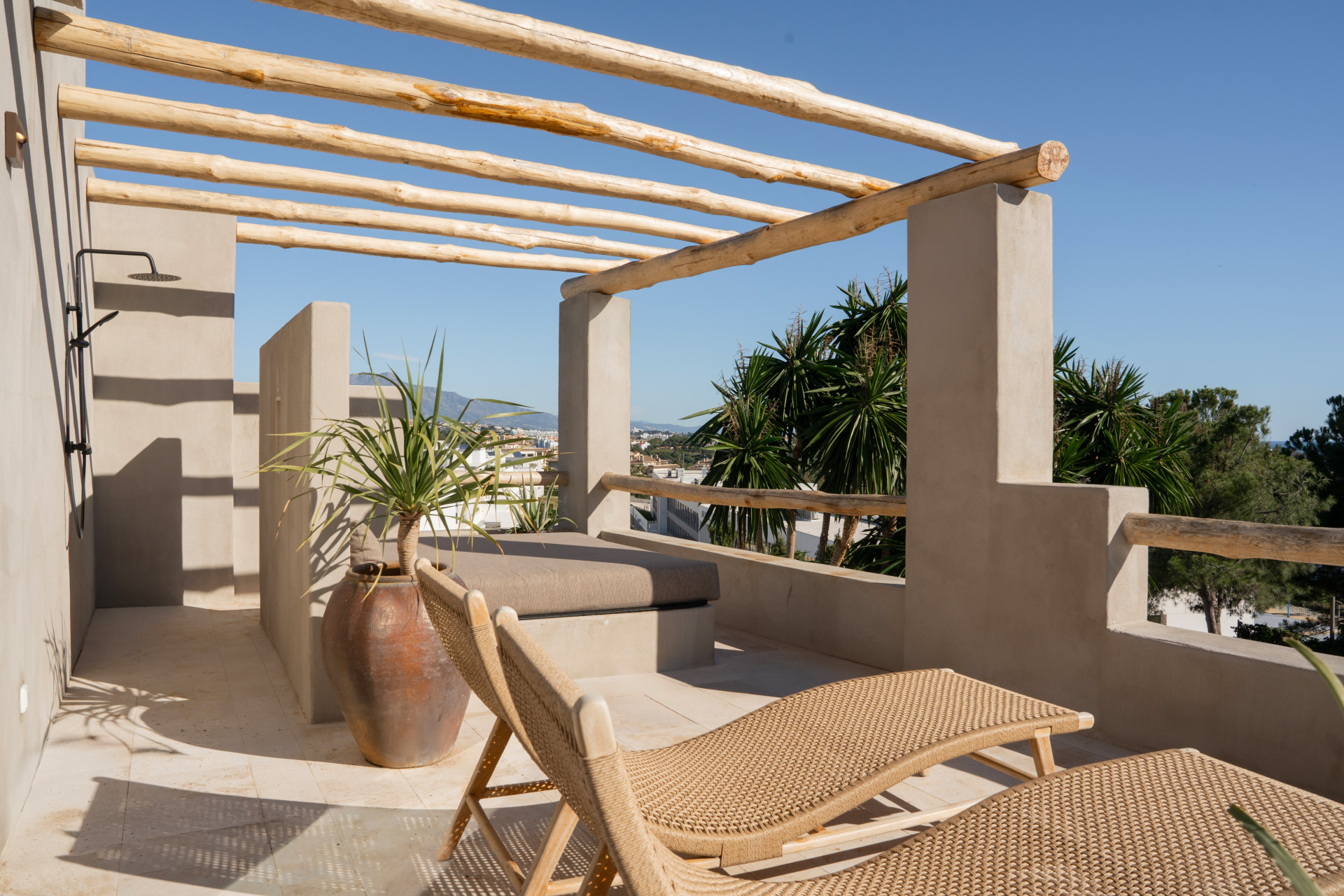Single Luxury Villa in Selwo: Fusion of Exotic Styles with Sea Views · Photo 8