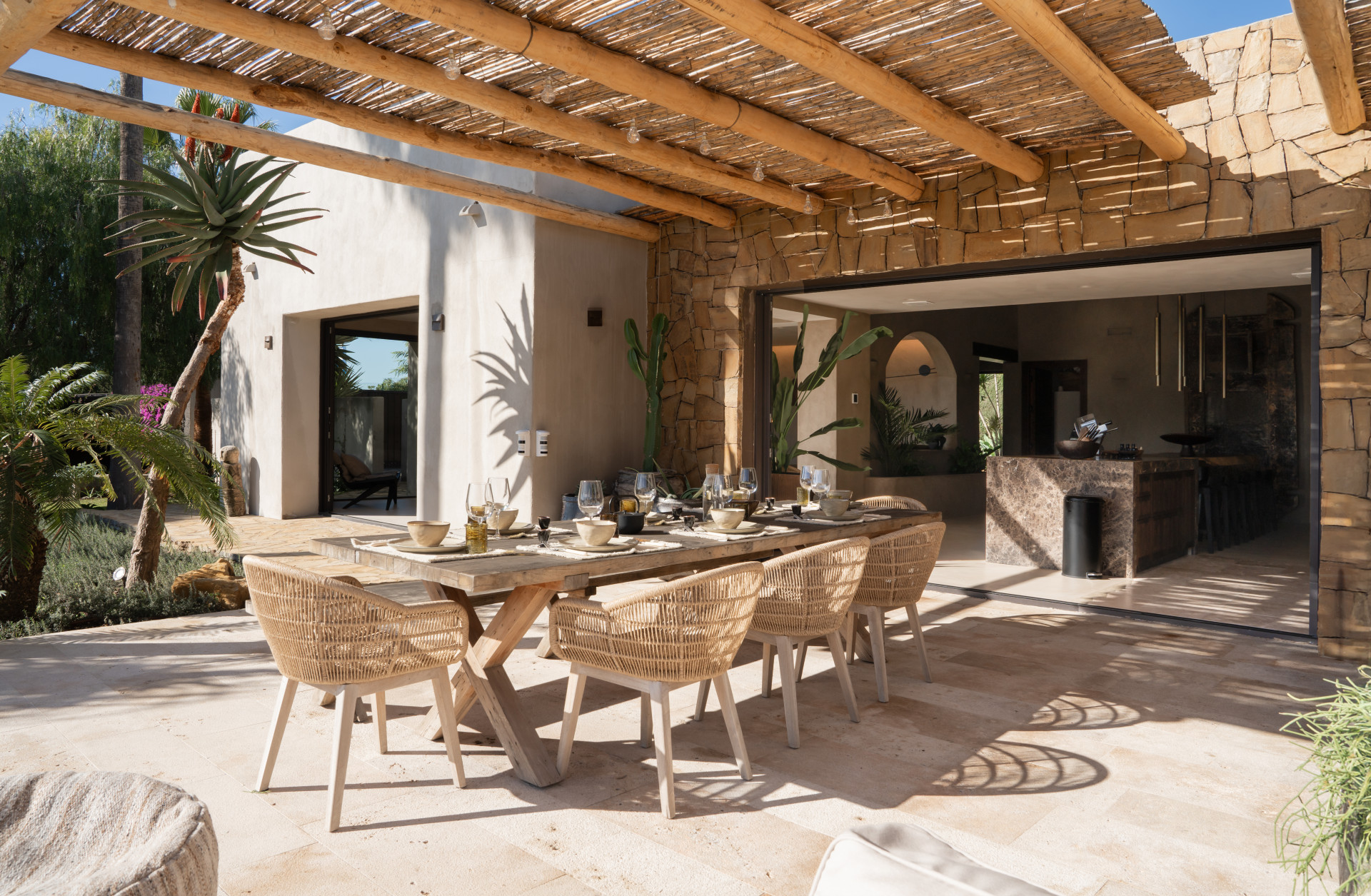 Single Luxury Villa in Selwo: Fusion of Exotic Styles with Sea Views · Photo 10