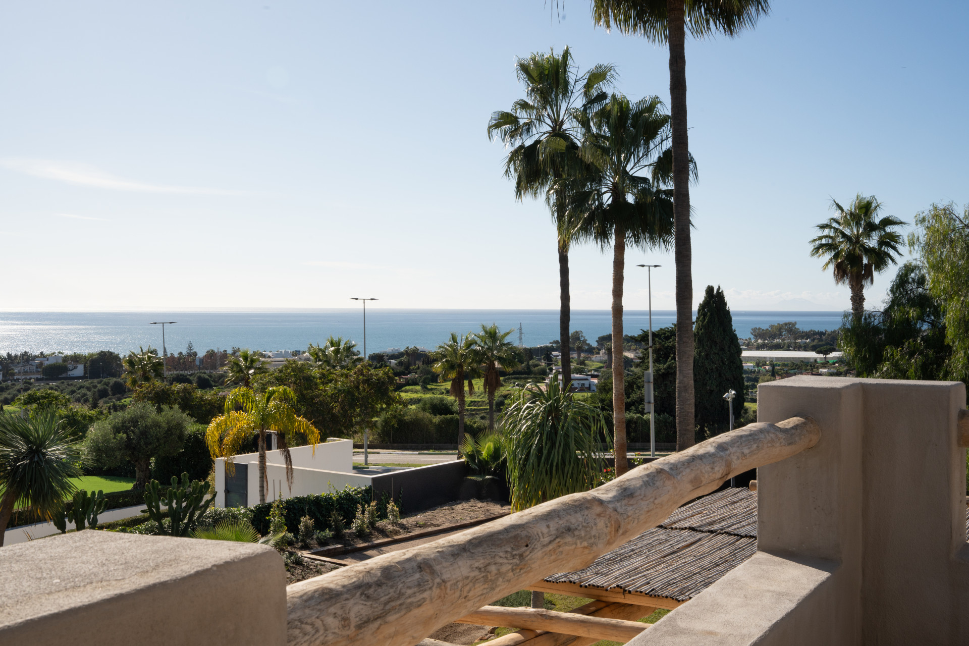 Single Luxury Villa in Selwo: Fusion of Exotic Styles with Sea Views · Photo 11