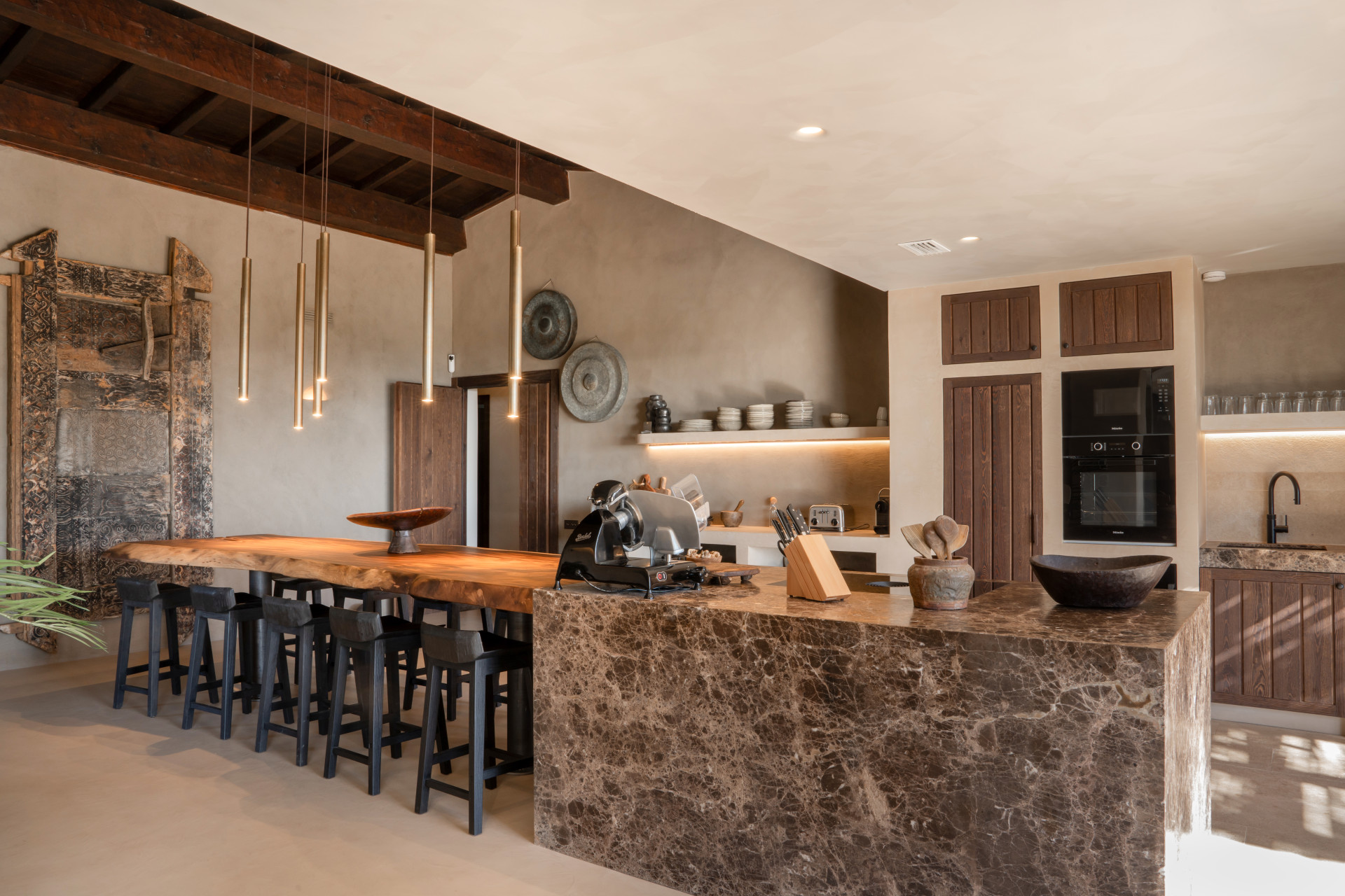 Single Luxury Villa in Selwo: Fusion of Exotic Styles with Sea Views · Photo 15