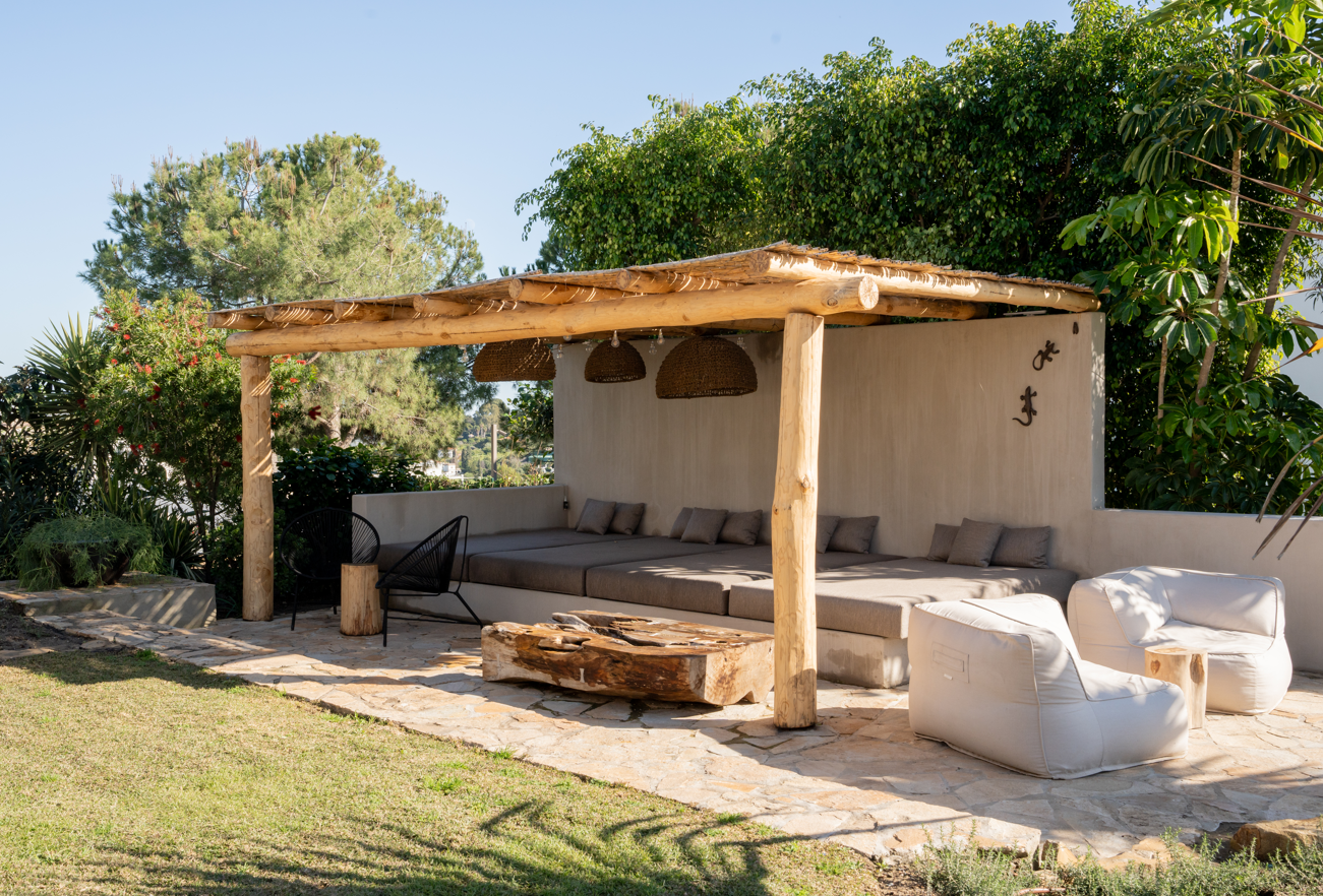 Single Luxury Villa in Selwo: Fusion of Exotic Styles with Sea Views · Photo 9