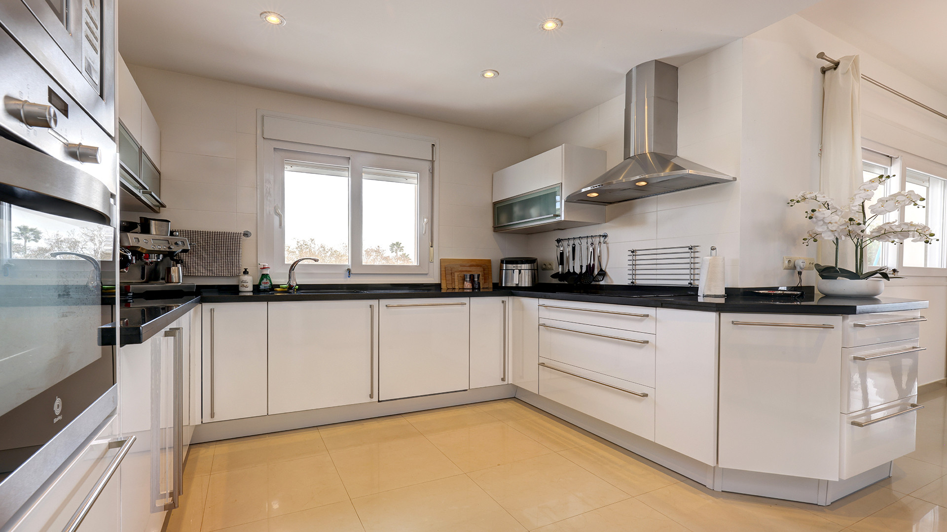 Elegant 4-Bedroom Villa with Panoramic Sea Views in La Paloma, Manilva · Photo 10