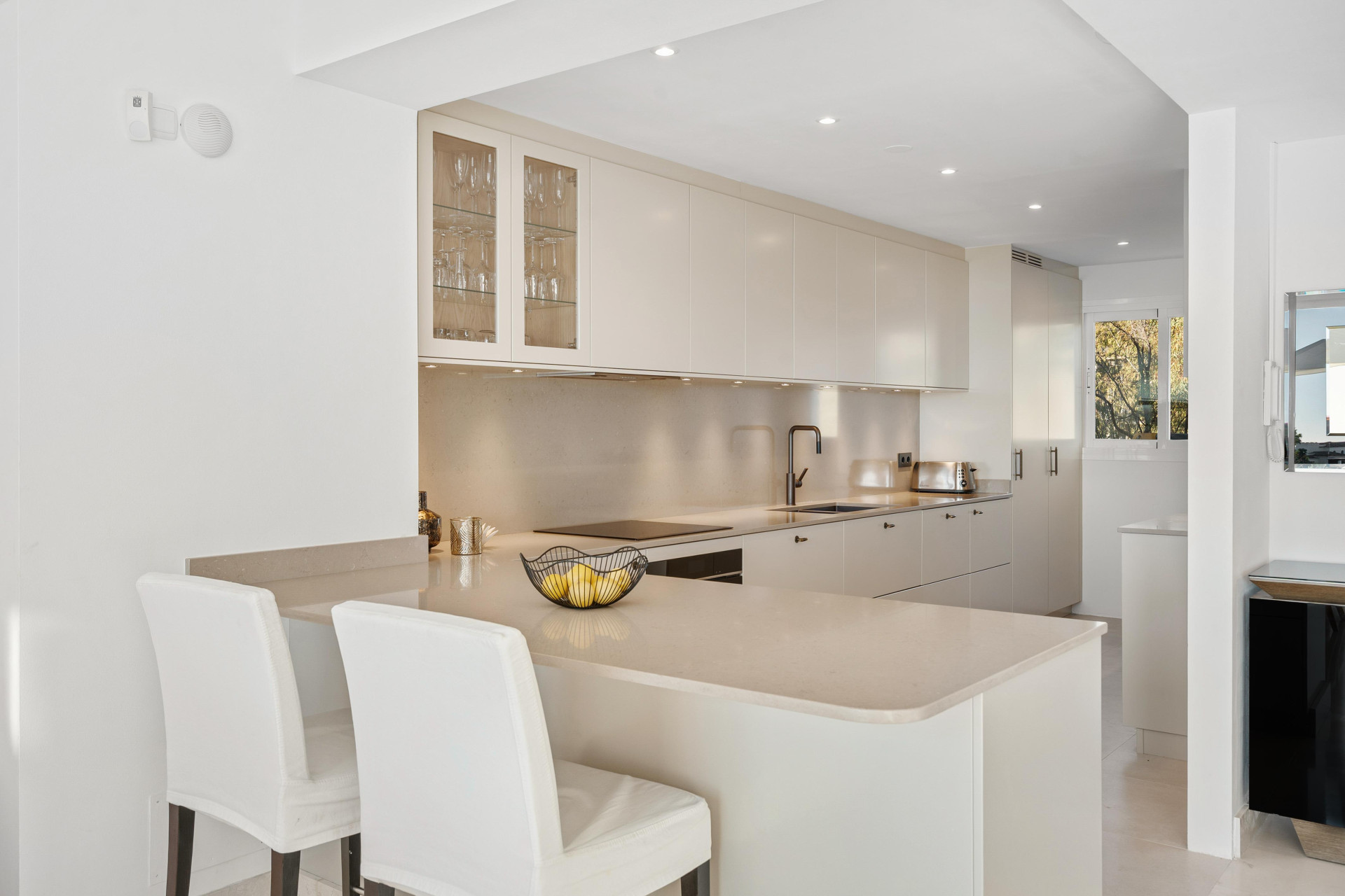 Elegant duplex penthouse in Aloha, Marbella with 3 bedrooms · Photo 10