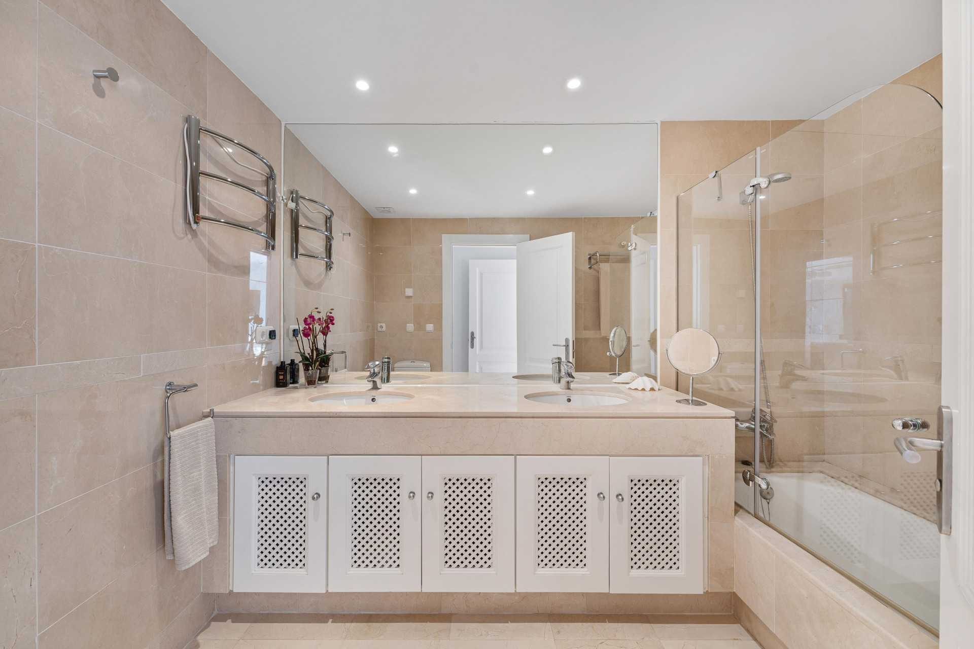 Elegant duplex penthouse in Aloha, Marbella with 3 bedrooms · Photo 15
