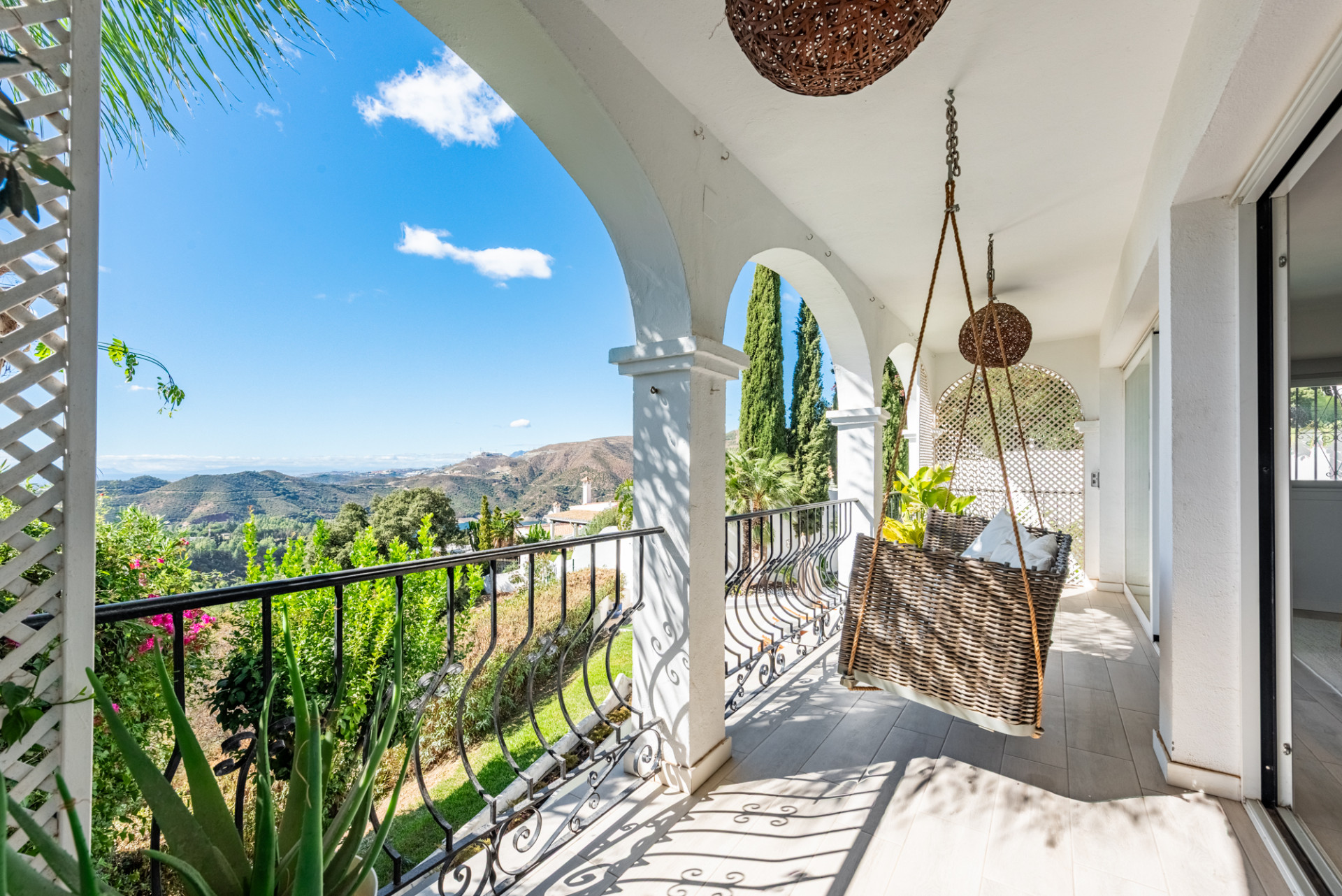 Semi-detached house with amazing viewings · Photo 8