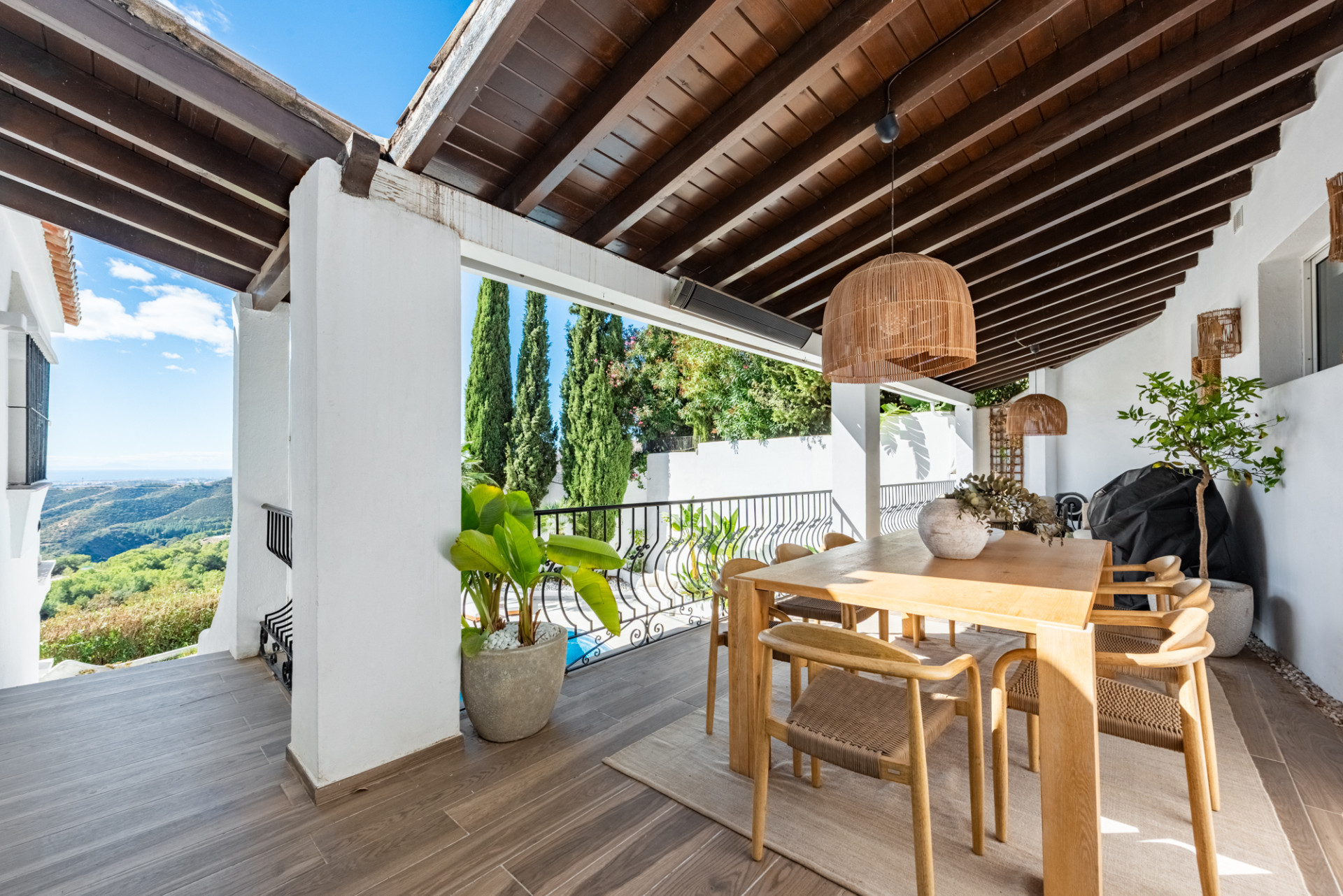 Semi-detached house with amazing viewings · Photo 15