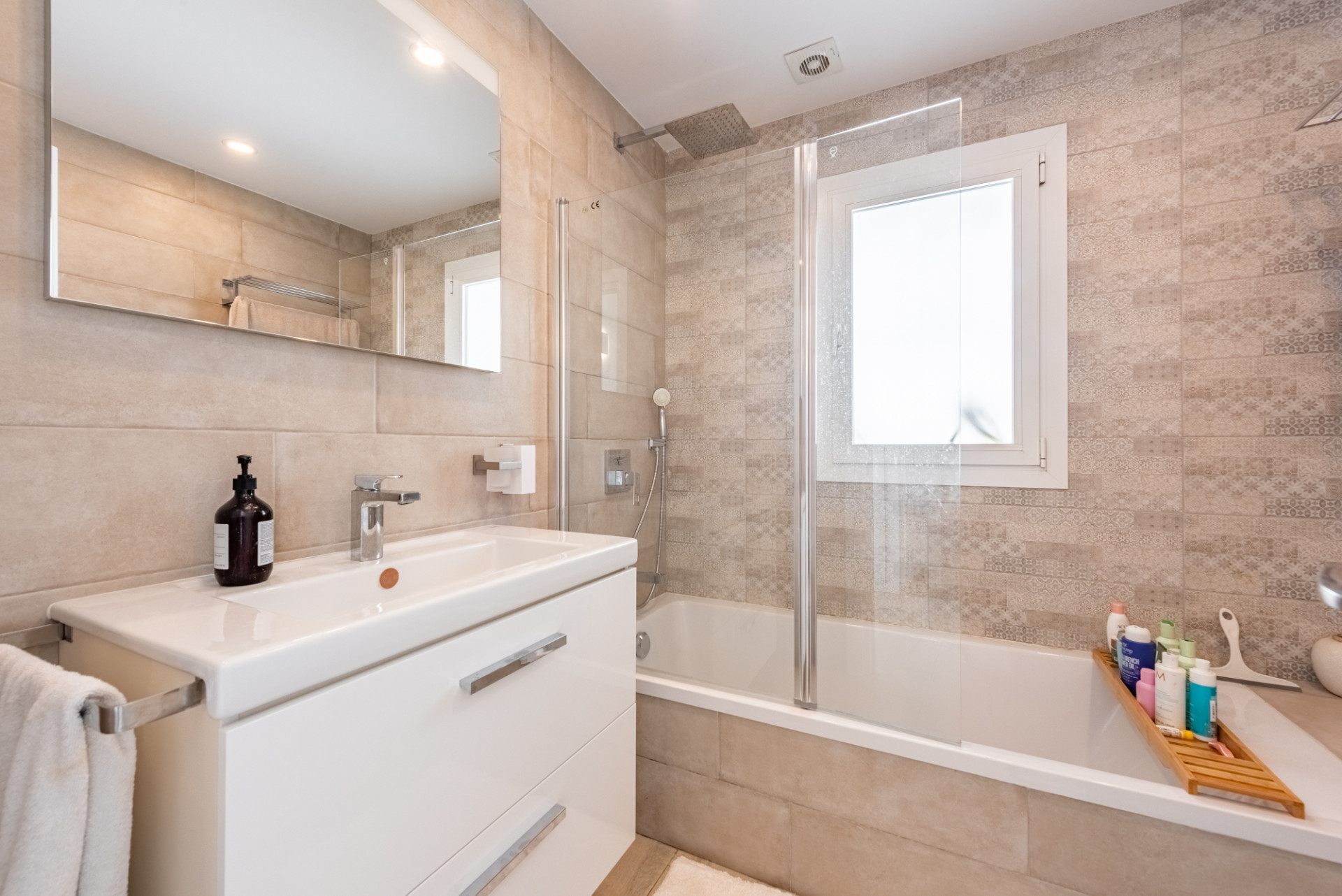 Semi-detached house with amazing viewings · Photo 21