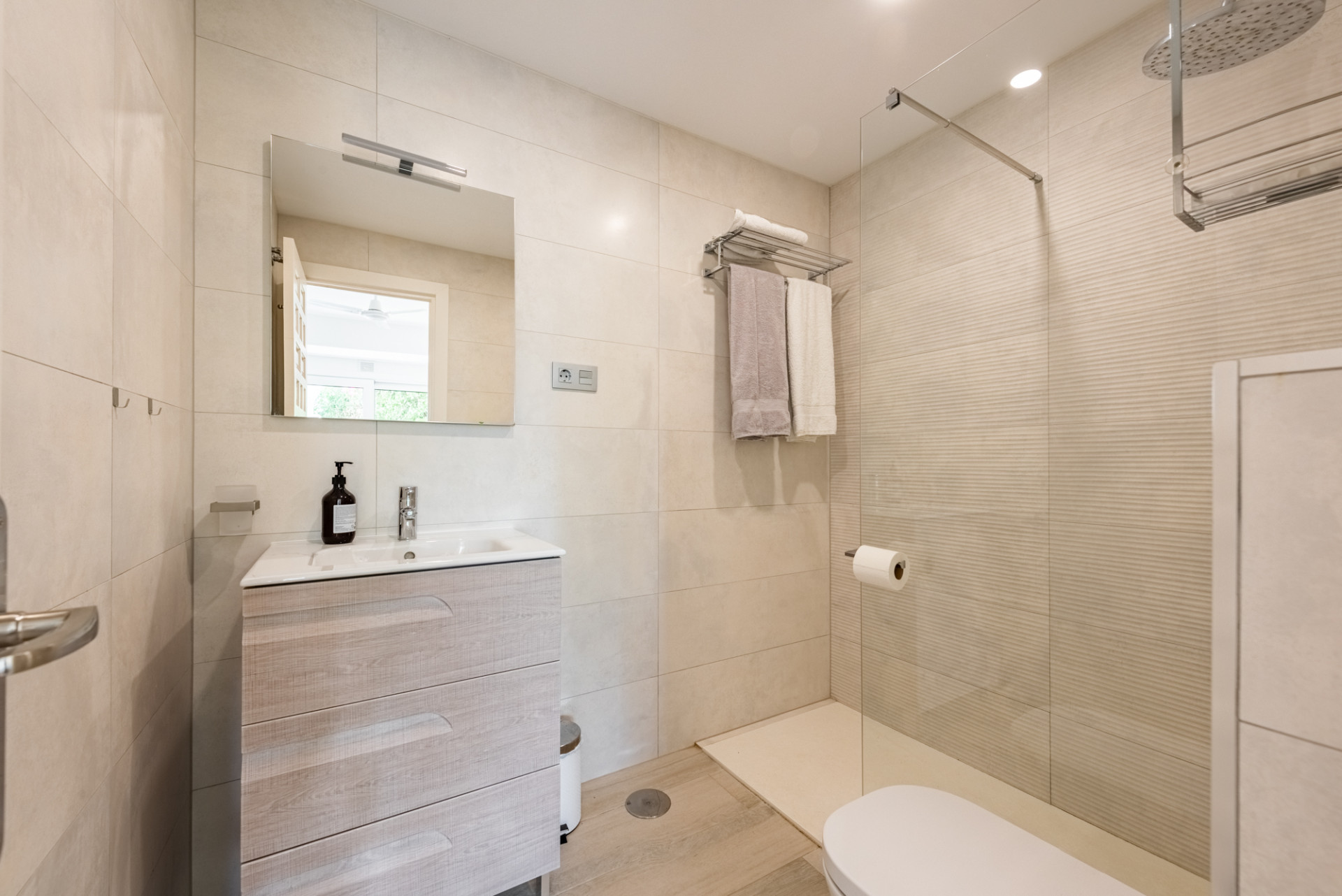 Semi-detached house with amazing viewings · Photo 26
