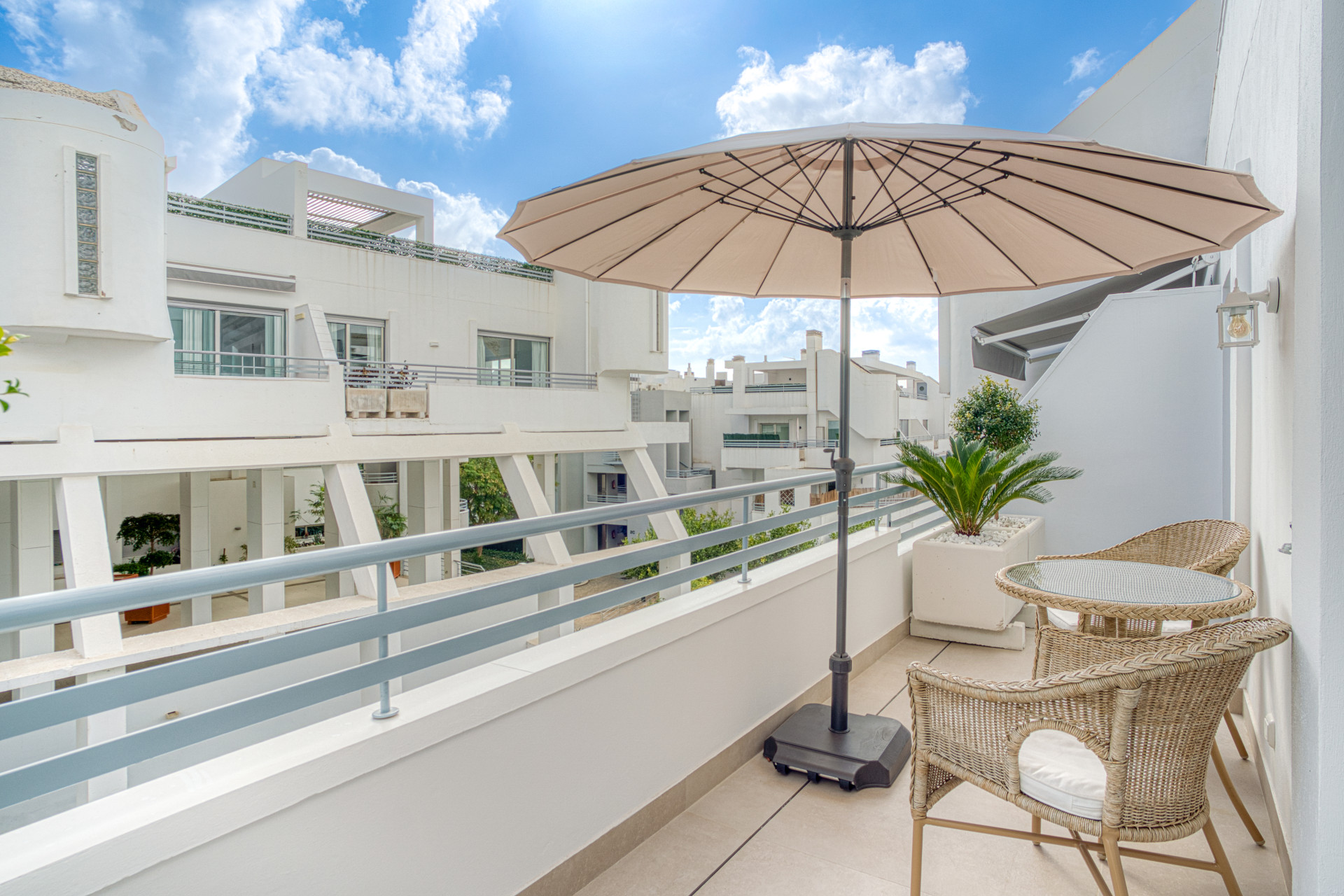 Fantastic east-facing duplex penthouse with solarium and stunning sunset views in La Cala Golf Resort, Mijas Costa · Photo 14