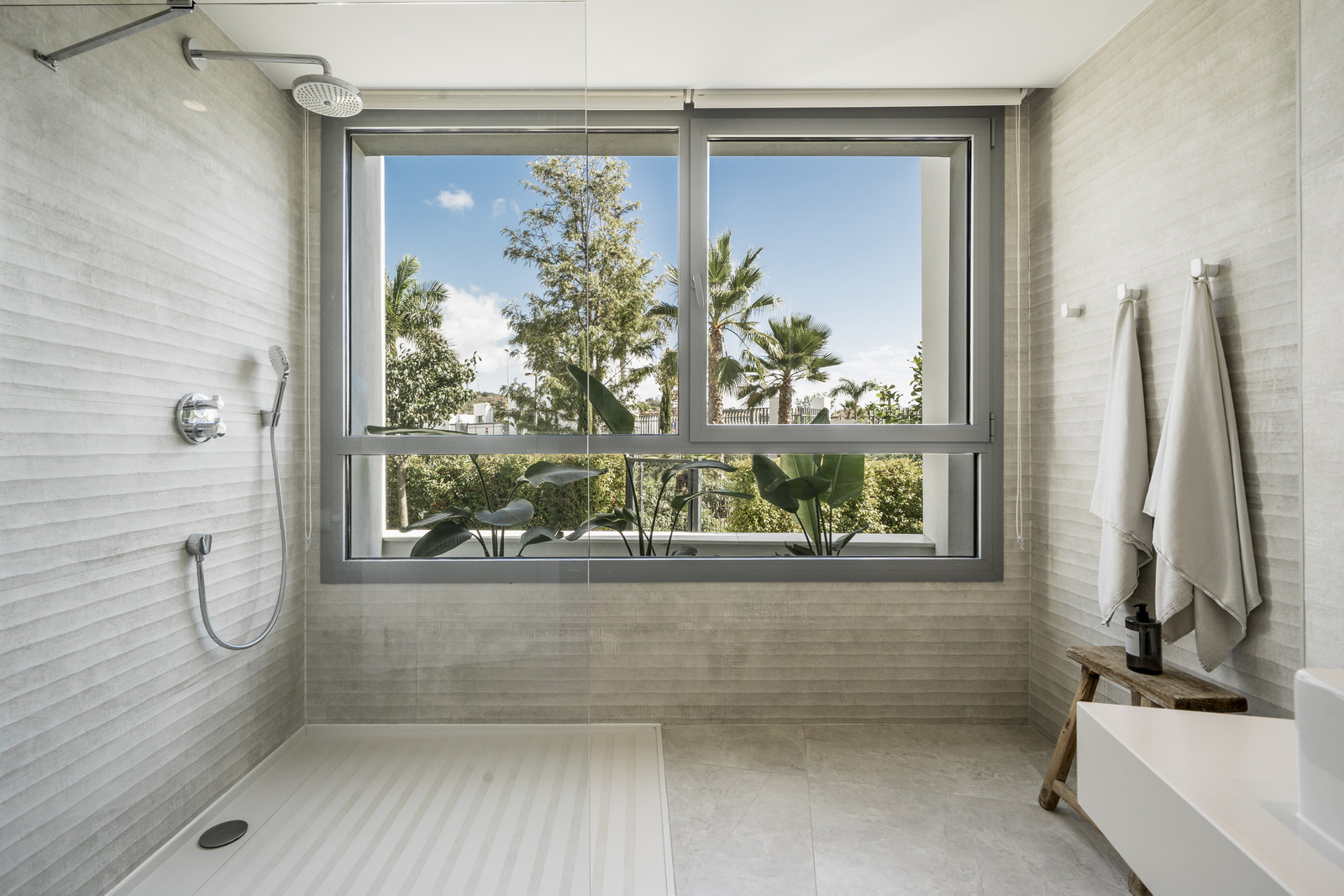 Luxury Ground Floor Apartment with Garden and Partial Sea Views in Marbella East · Photo 33