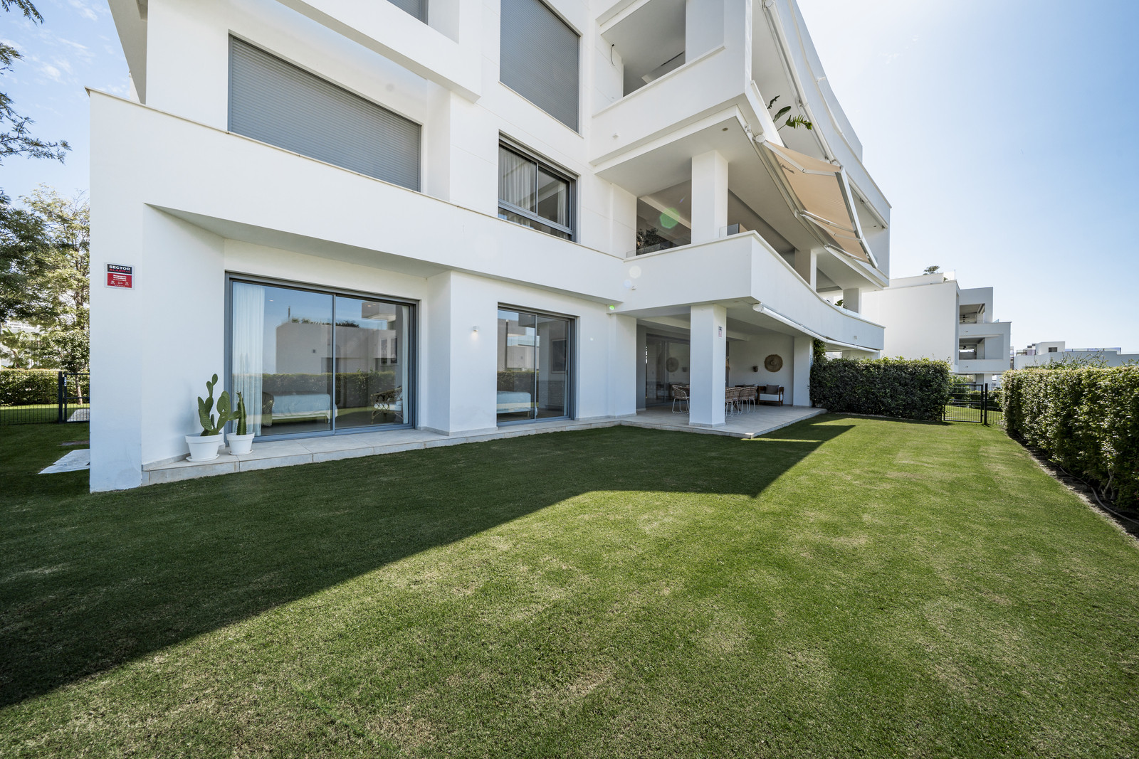 Luxury Ground Floor Apartment with Garden and Partial Sea Views in Marbella East · Photo 37