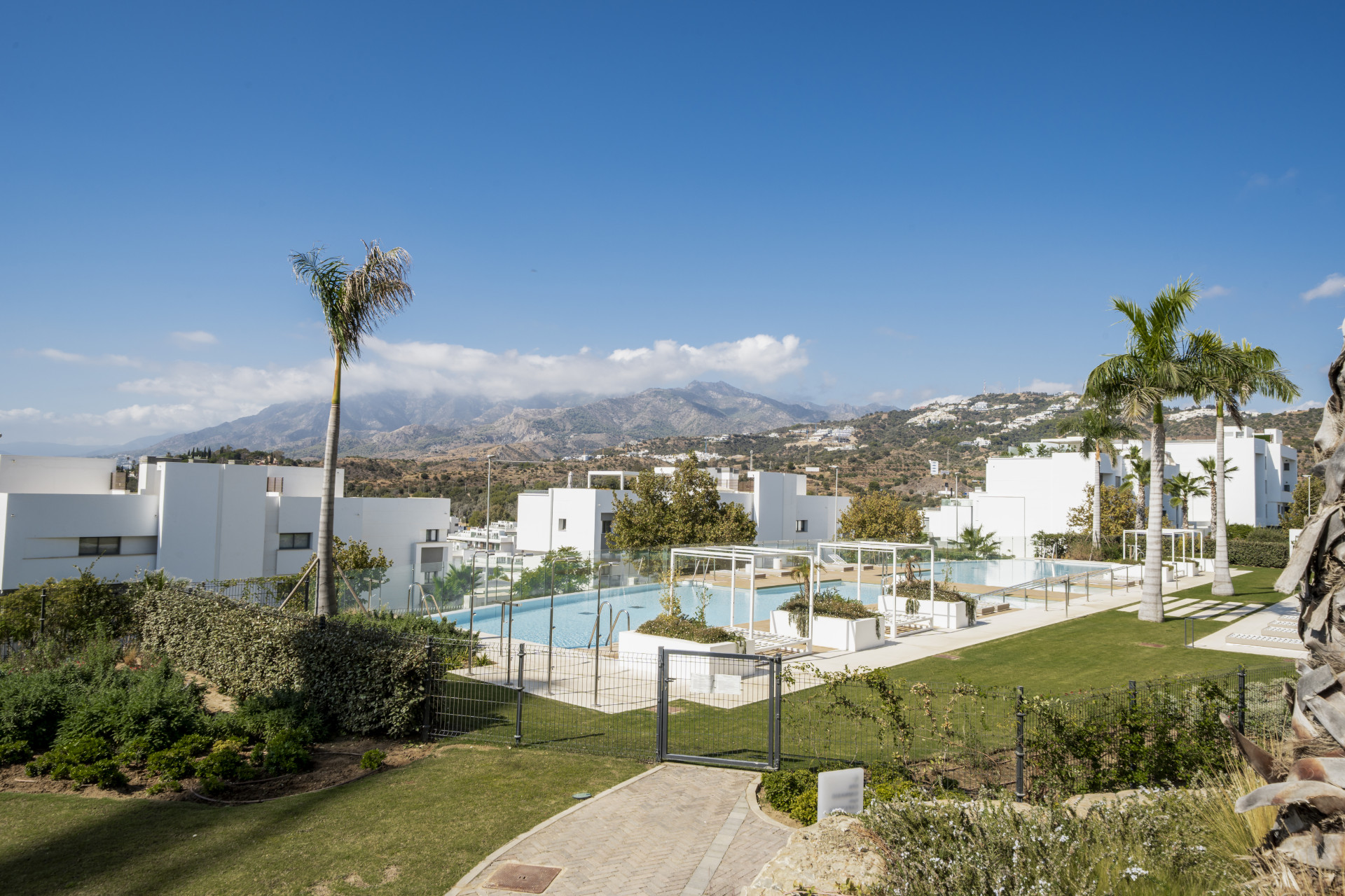 Luxury Ground Floor Apartment with Garden and Partial Sea Views in Marbella East · Photo 44