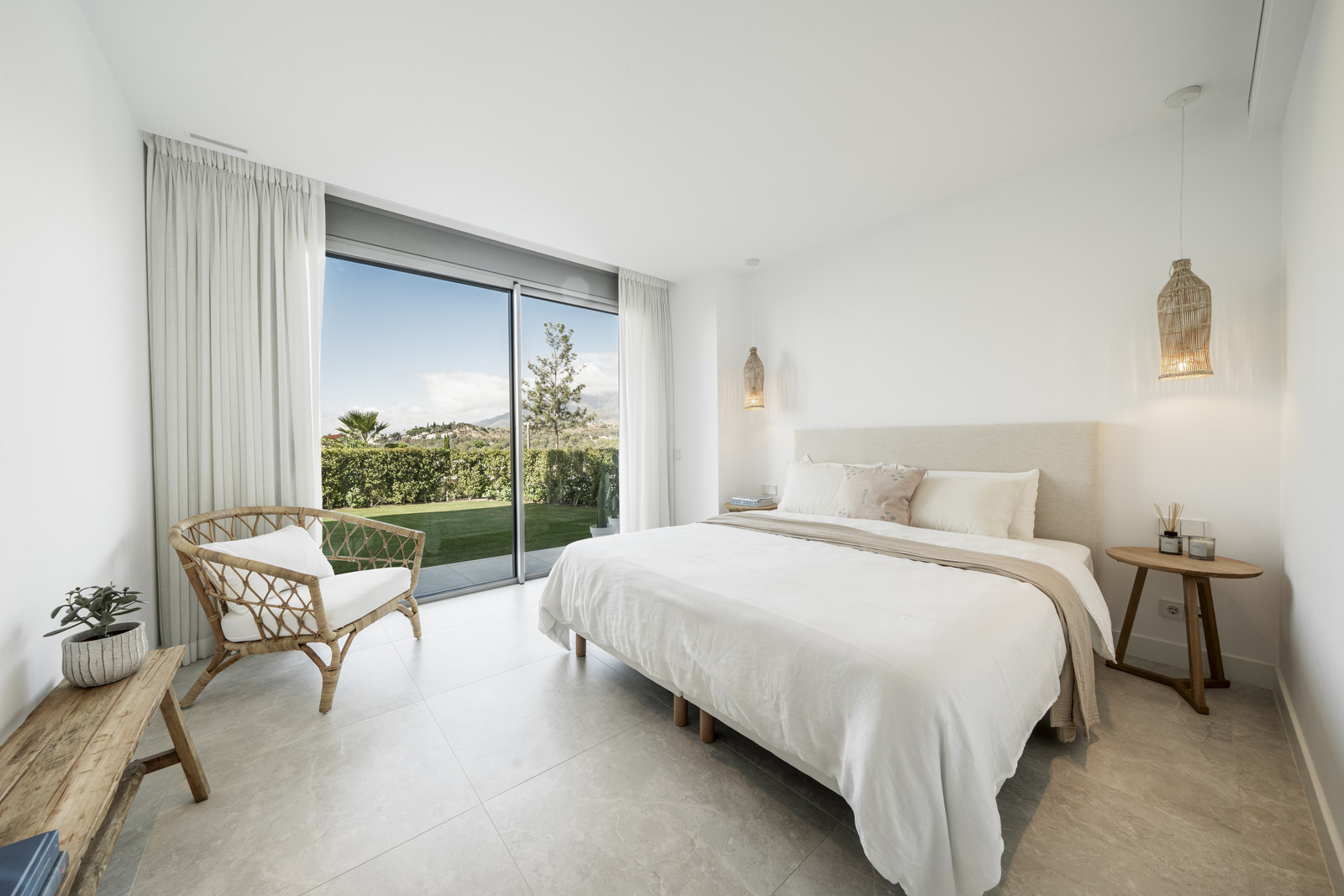 Luxury Ground Floor Apartment with Garden and Partial Sea Views in Marbella East · Photo 16