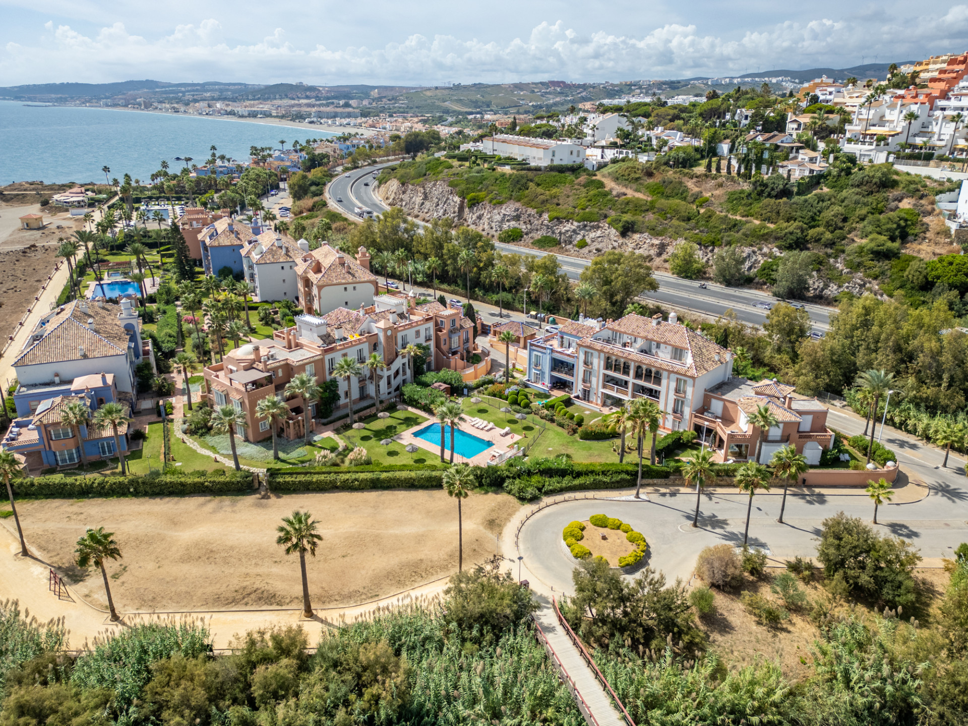 Unique Semi-detached Villa on the beach in La Perla de la Bahía, Casares · Photo 40