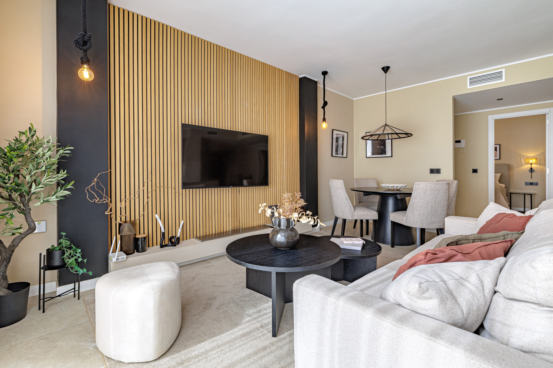 Stunning Renovated 4-Bedroom Apartment in Prime Nueva Andalucía Location · Photo 13