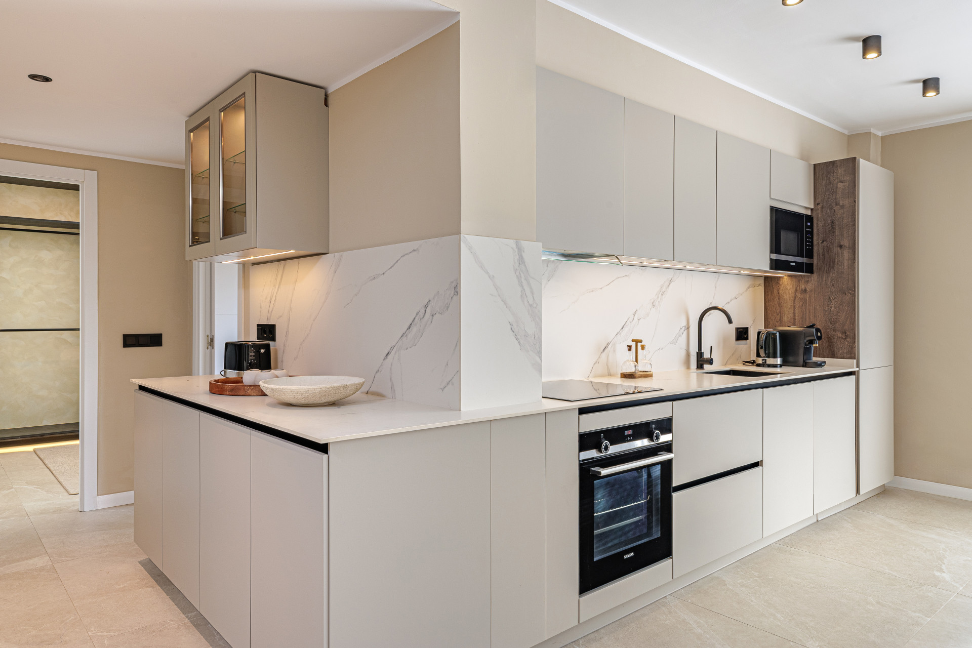Stunning Renovated 4-Bedroom Apartment in Prime Nueva Andalucía Location · Photo 15