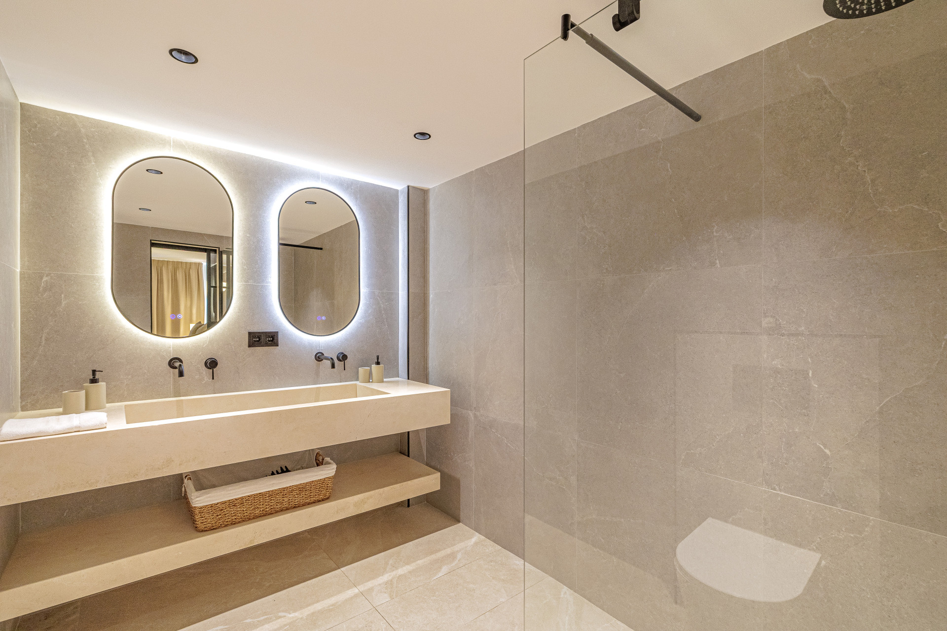 Stunning Renovated 4-Bedroom Apartment in Prime Nueva Andalucía Location · Photo 28