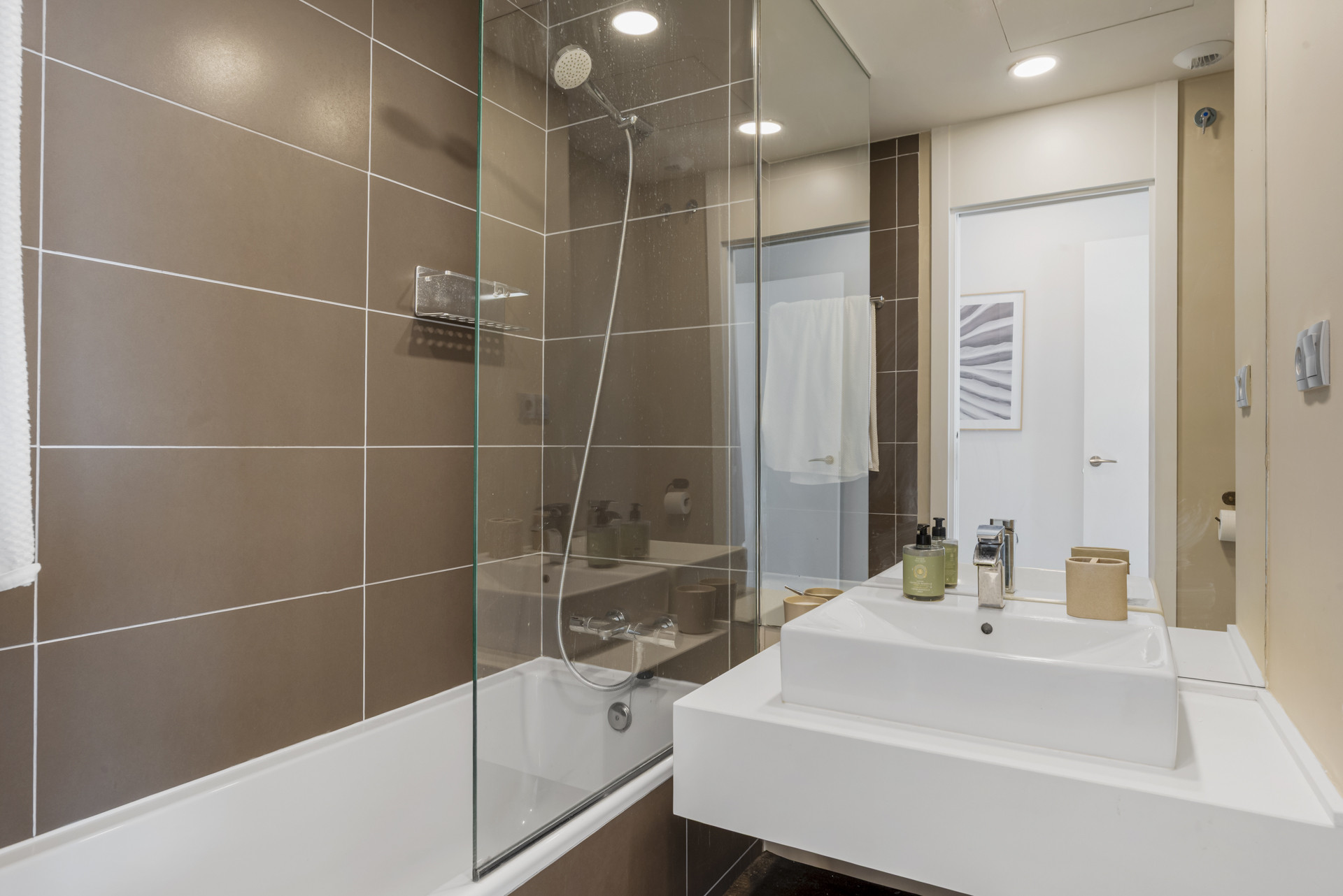 Elegant Penthouse with Rooftop Solarium in Le Mirage Phase III, Cancelada · Photo 14
