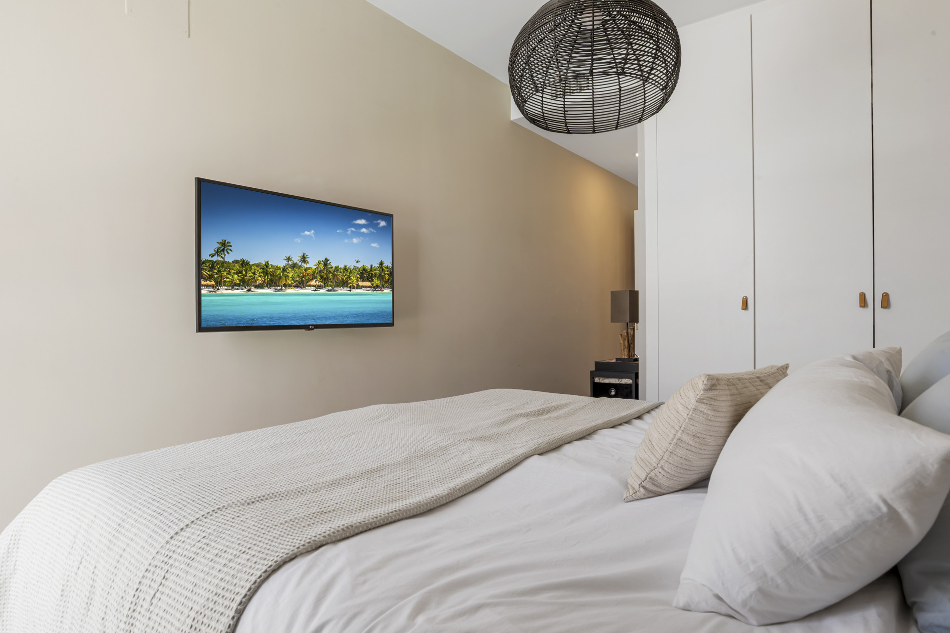 Elegant Penthouse with Rooftop Solarium in Le Mirage Phase III, Cancelada · Photo 16