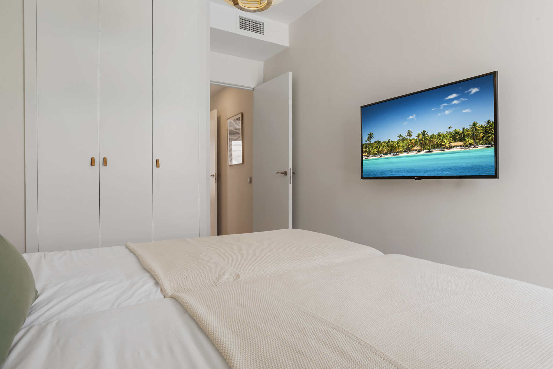 Elegant Penthouse with Rooftop Solarium in Le Mirage Phase III, Cancelada · Photo 13