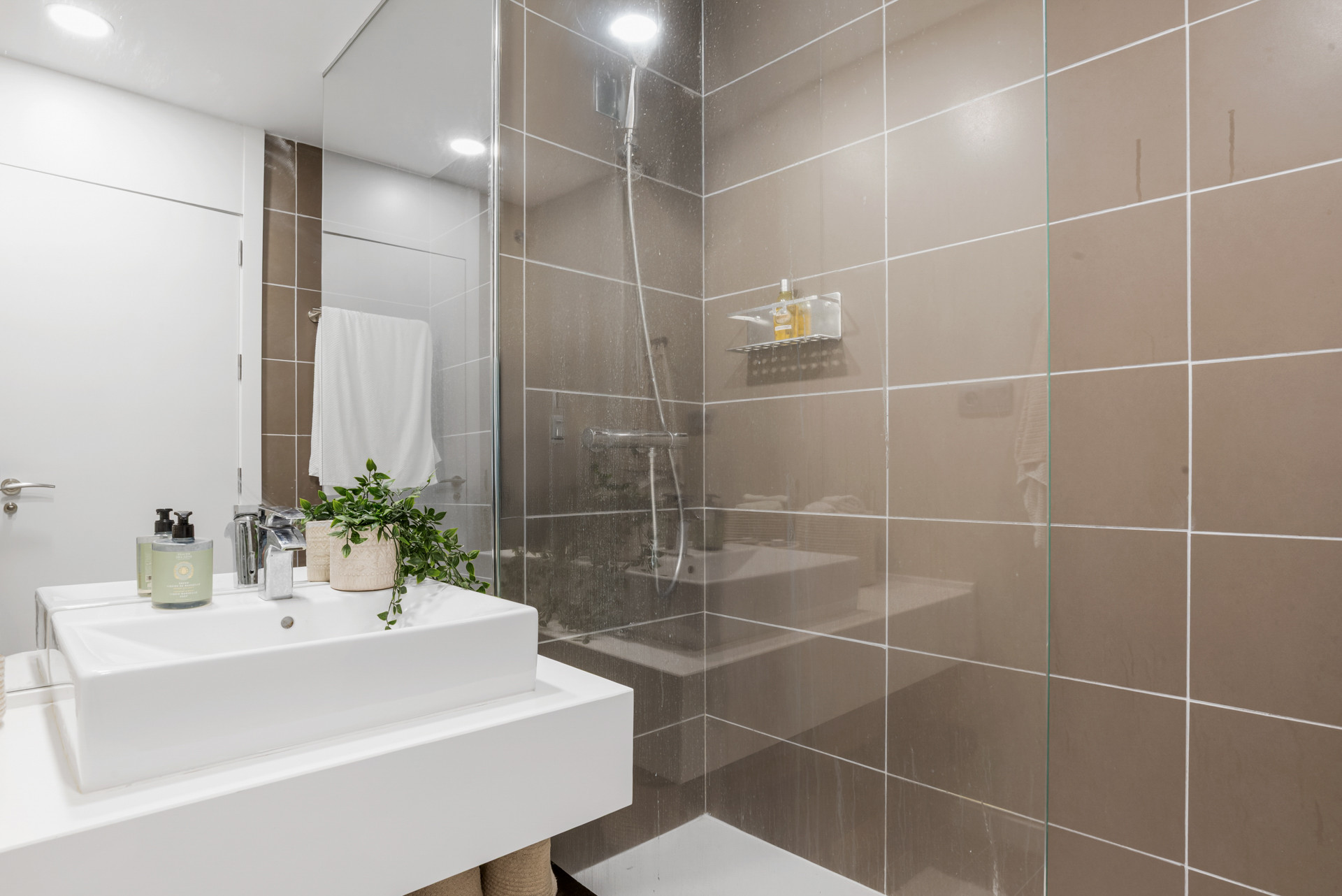 Elegant Penthouse with Rooftop Solarium in Le Mirage Phase III, Cancelada · Photo 17