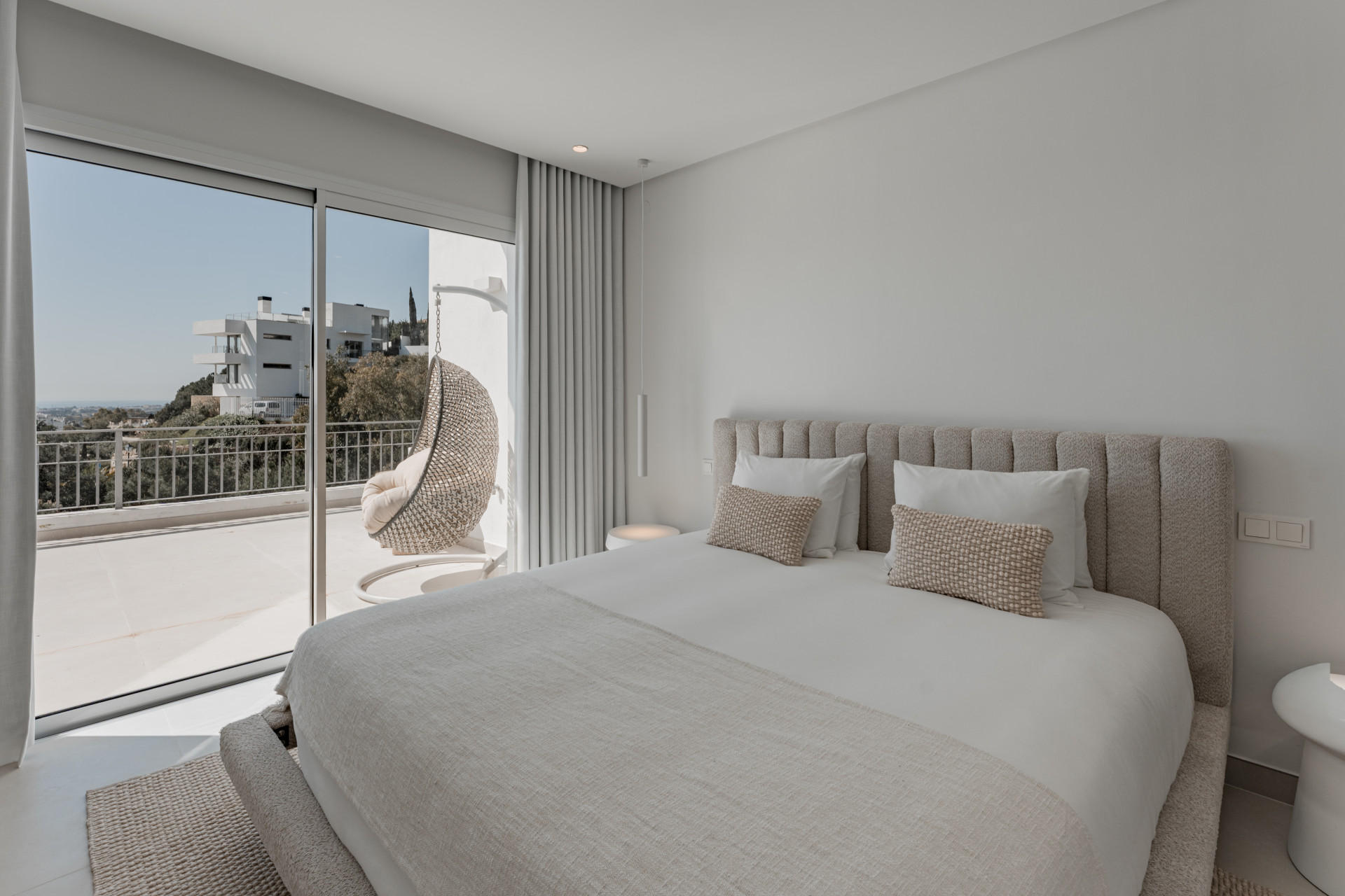 Stunning Duplex Penthouse with Private Pool and Panoramic Views in La Quinta, Benahavís · Photo 19