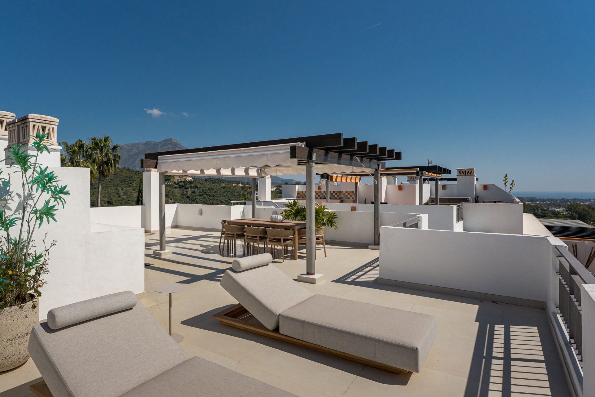 Stunning Duplex Penthouse with Private Pool and Panoramic Views in La Quinta, Benahavís · Photo 53
