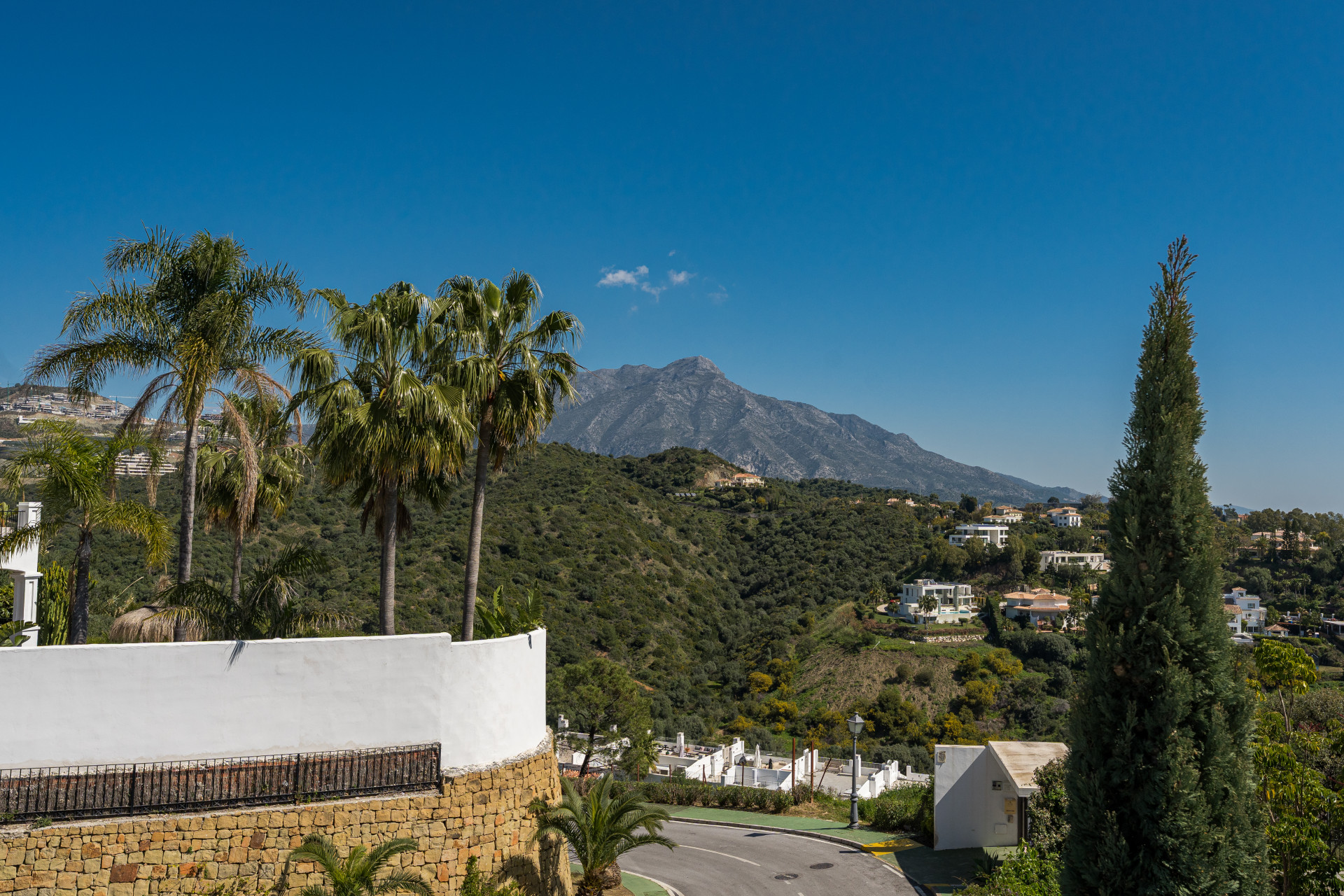 Stunning Duplex Penthouse with Private Pool and Panoramic Views in La Quinta, Benahavís · Photo 48