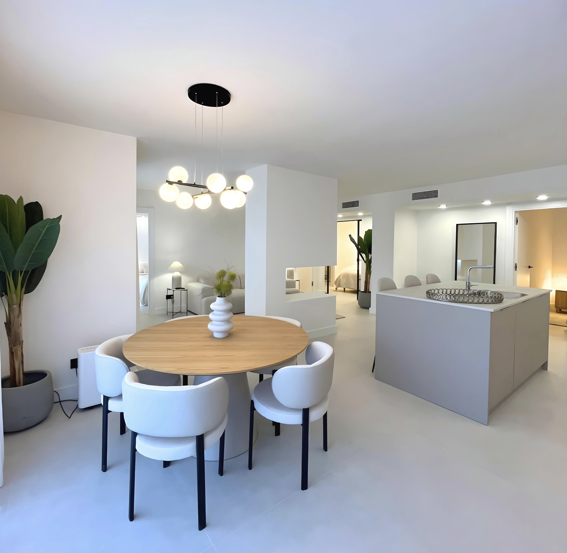 ELEGANT GROUND FLOOR RETREAT WITH PRIVATE GARDEN IN NUEVA ANDALUCÍA · Photo 12