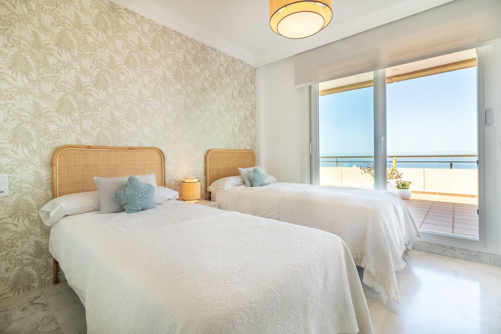 An exceptional 3-bedroom penthouse in the heart of Puerto Banús, offering one of the best terraces and panoramic views in the area. · Photo 8
