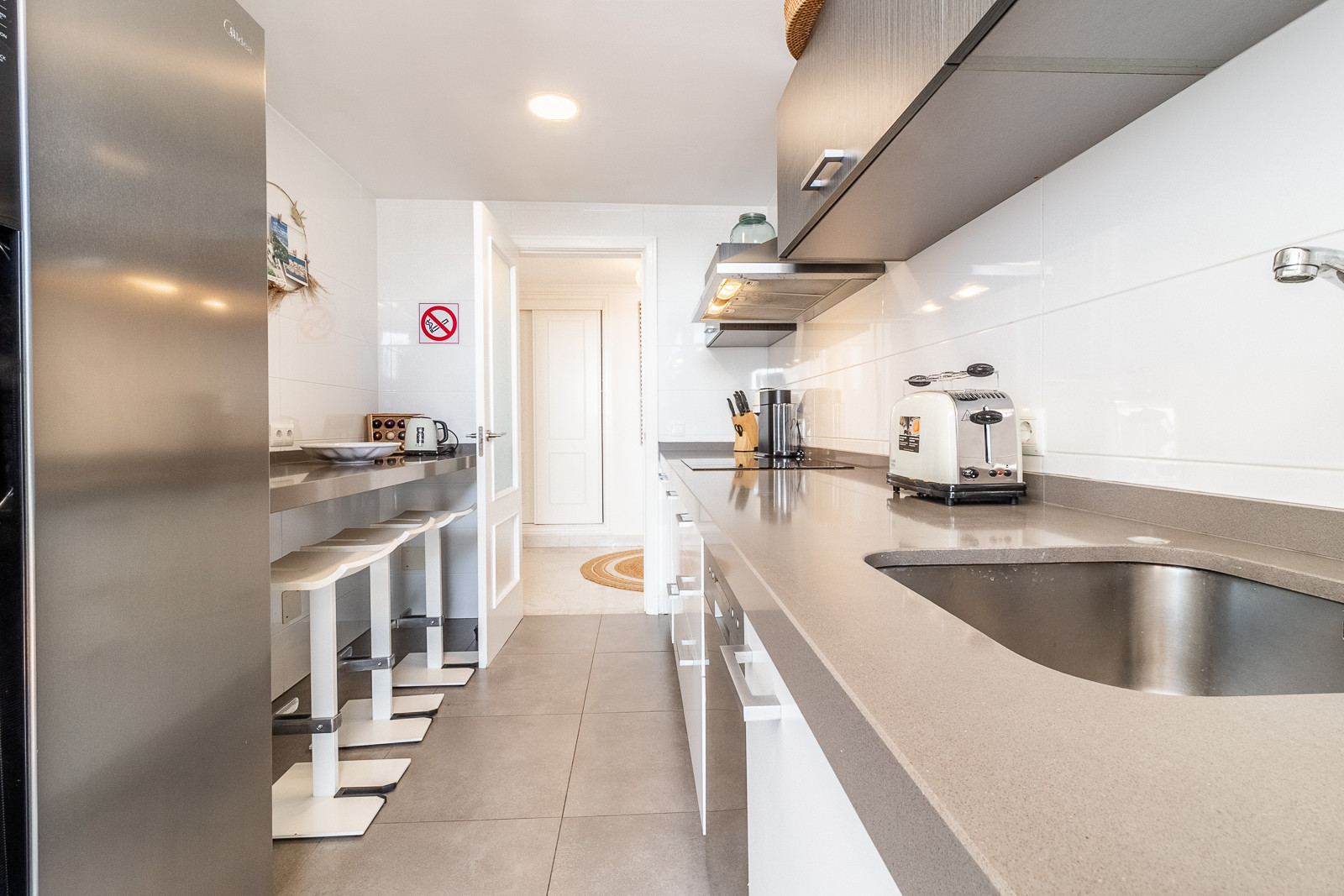 An exceptional 3-bedroom penthouse in the heart of Puerto Banús, offering one of the best terraces and panoramic views in the area. · Photo 13