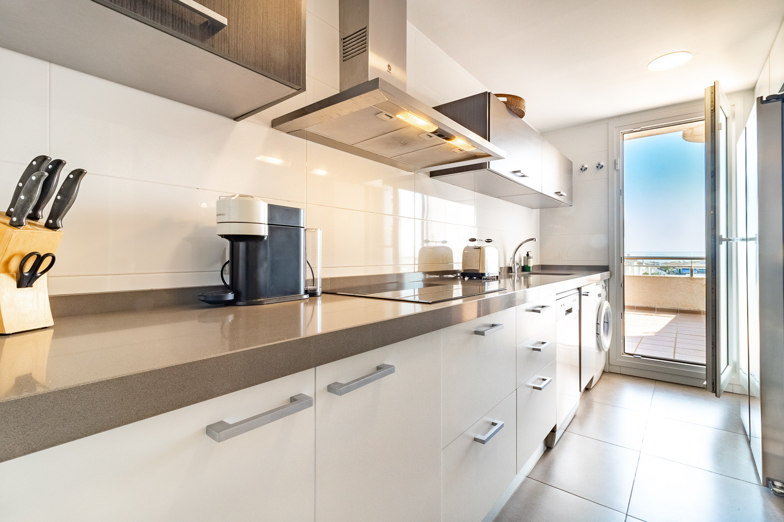 An exceptional 3-bedroom penthouse in the heart of Puerto Banús, offering one of the best terraces and panoramic views in the area. · Photo 14