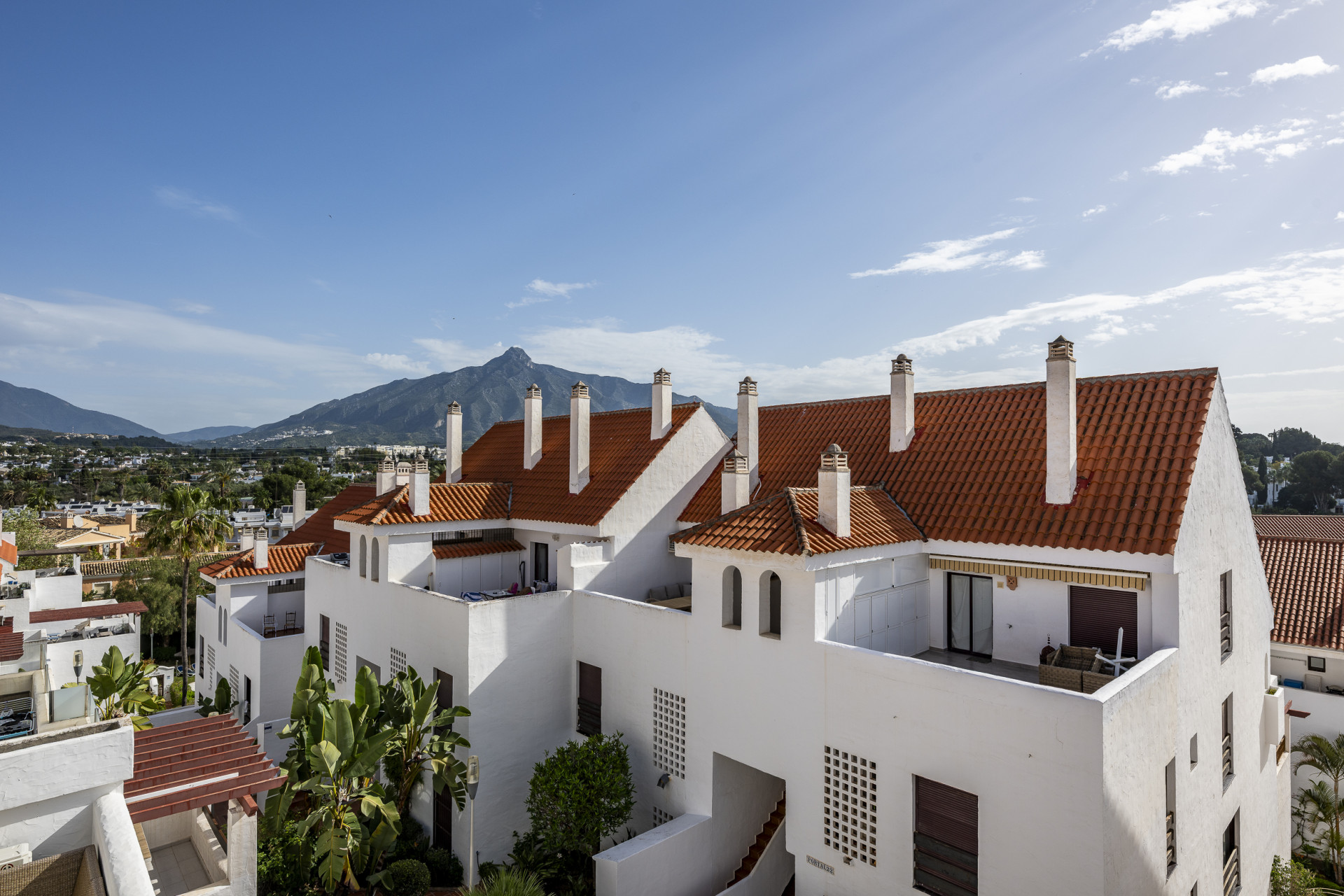 Beautifully renovated three-bedroom, east facing apartment, located in one of the most desirable complexes in Nueva Andalucia, La Maestranza. · Photo 38