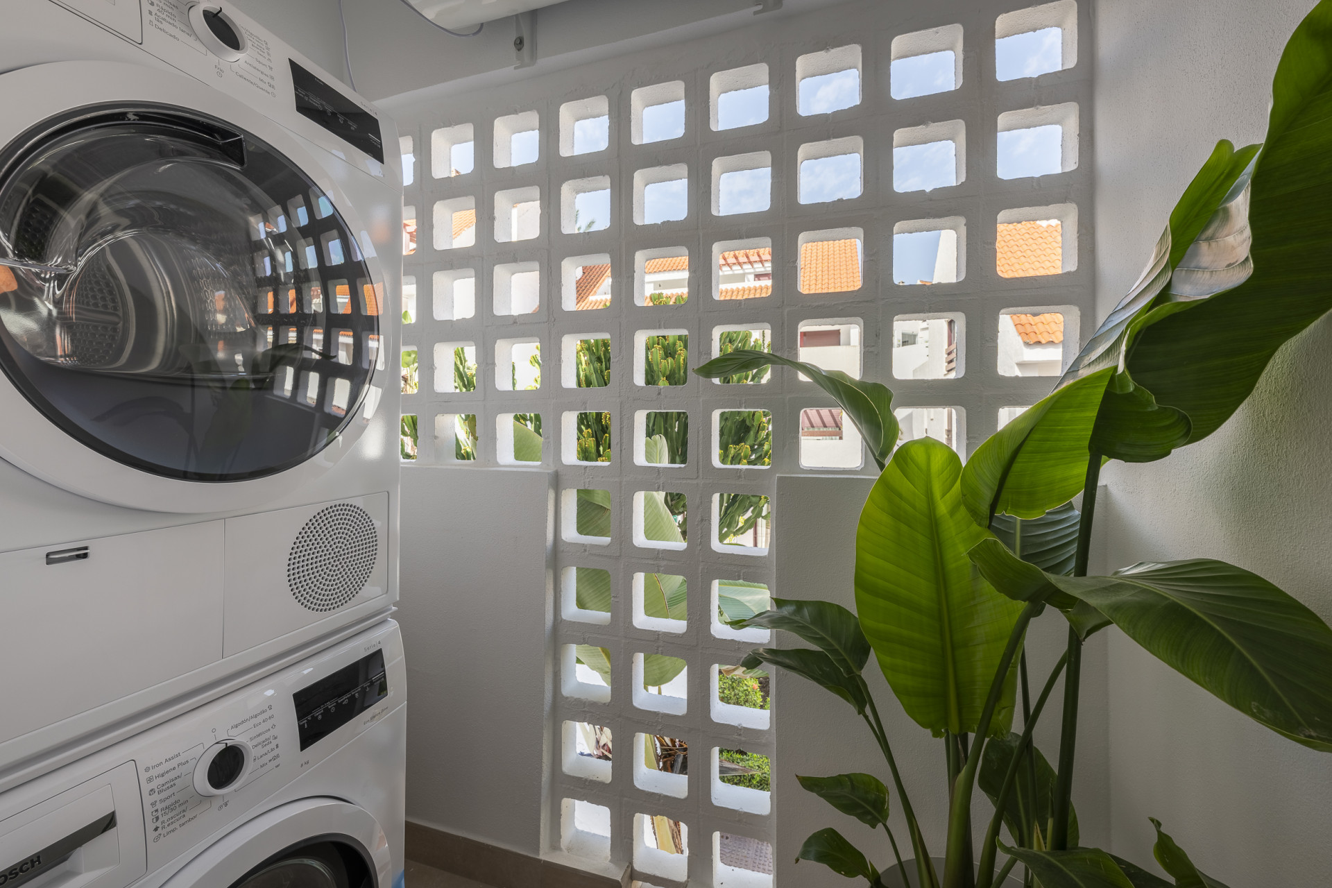 Beautifully renovated three-bedroom, east facing apartment, located in one of the most desirable complexes in Nueva Andalucia, La Maestranza. · Photo 45