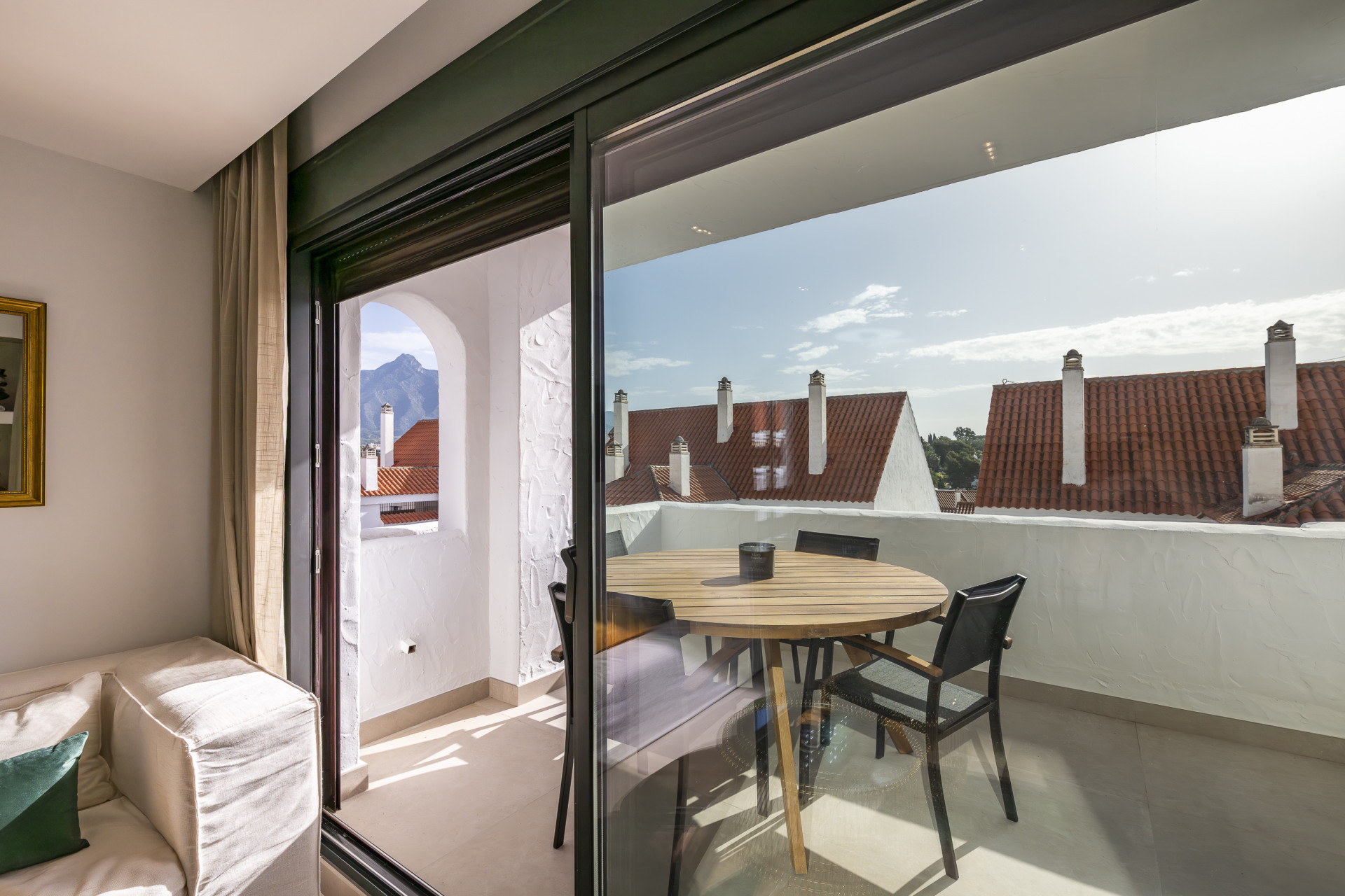 Beautifully renovated three-bedroom, east facing apartment, located in one of the most desirable complexes in Nueva Andalucia, La Maestranza. · Photo 22