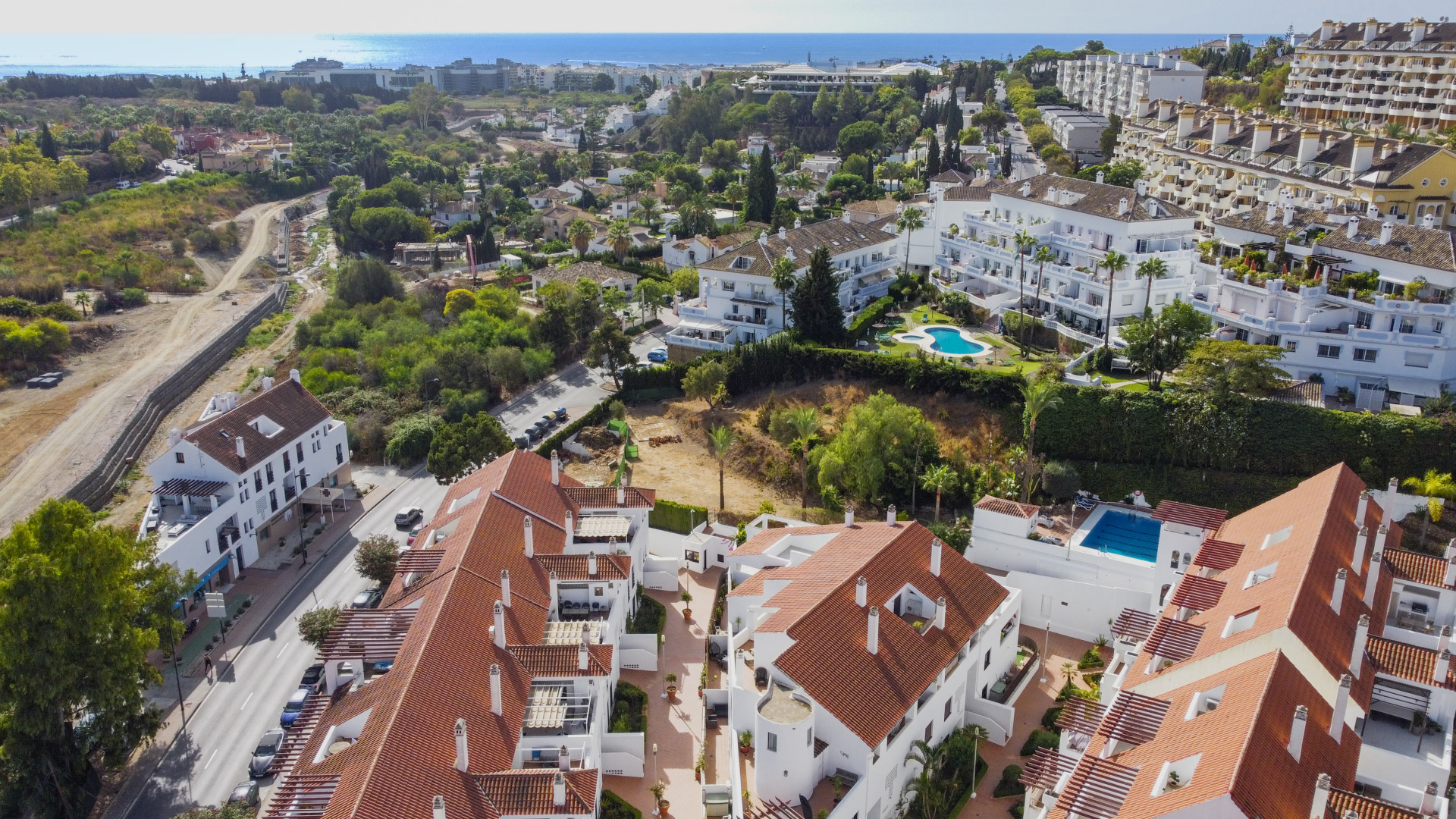 Beautifully renovated three-bedroom, east facing apartment, located in one of the most desirable complexes in Nueva Andalucia, La Maestranza. · Photo 10