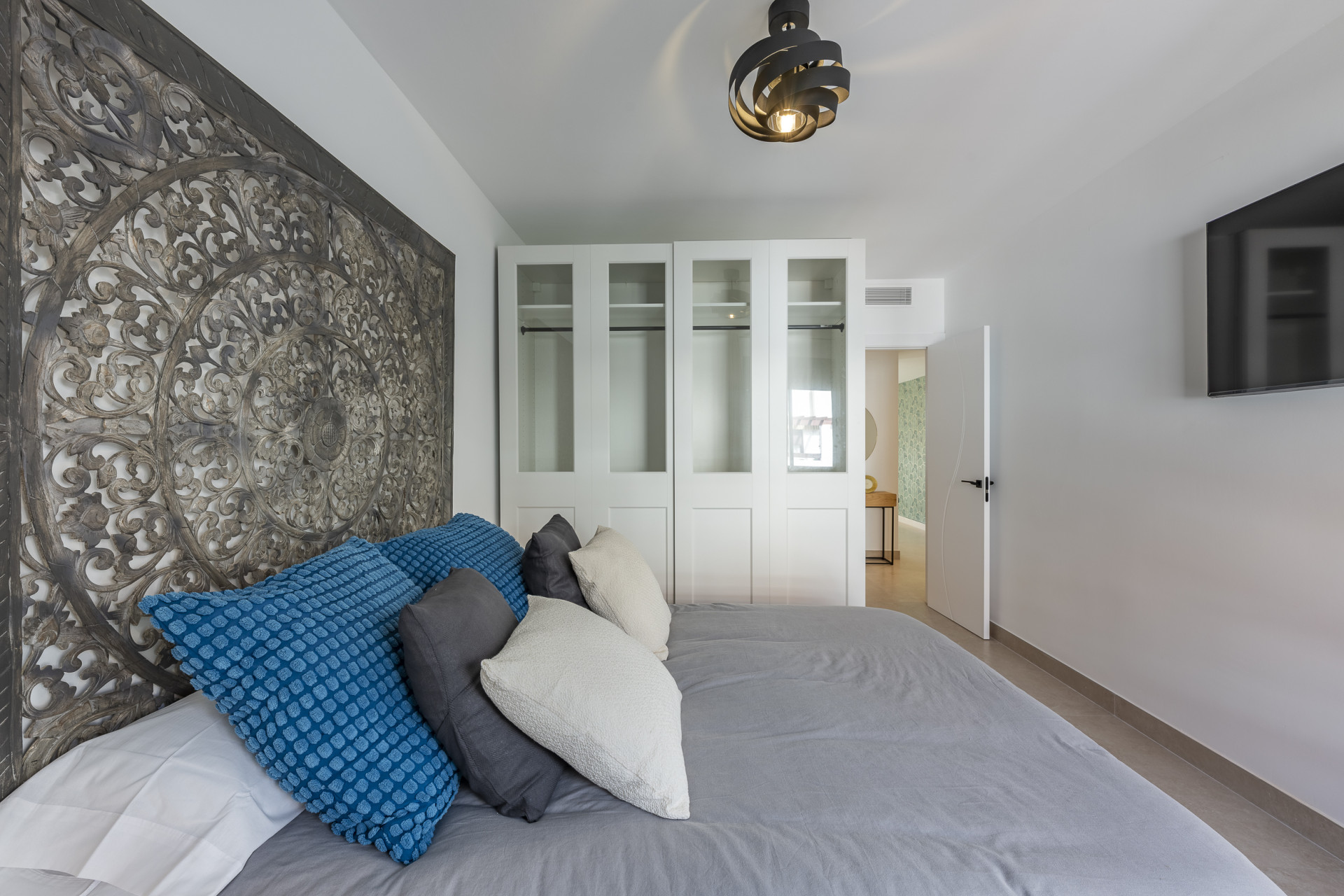 Beautifully renovated three-bedroom, east facing apartment, located in one of the most desirable complexes in Nueva Andalucia, La Maestranza. · Photo 43