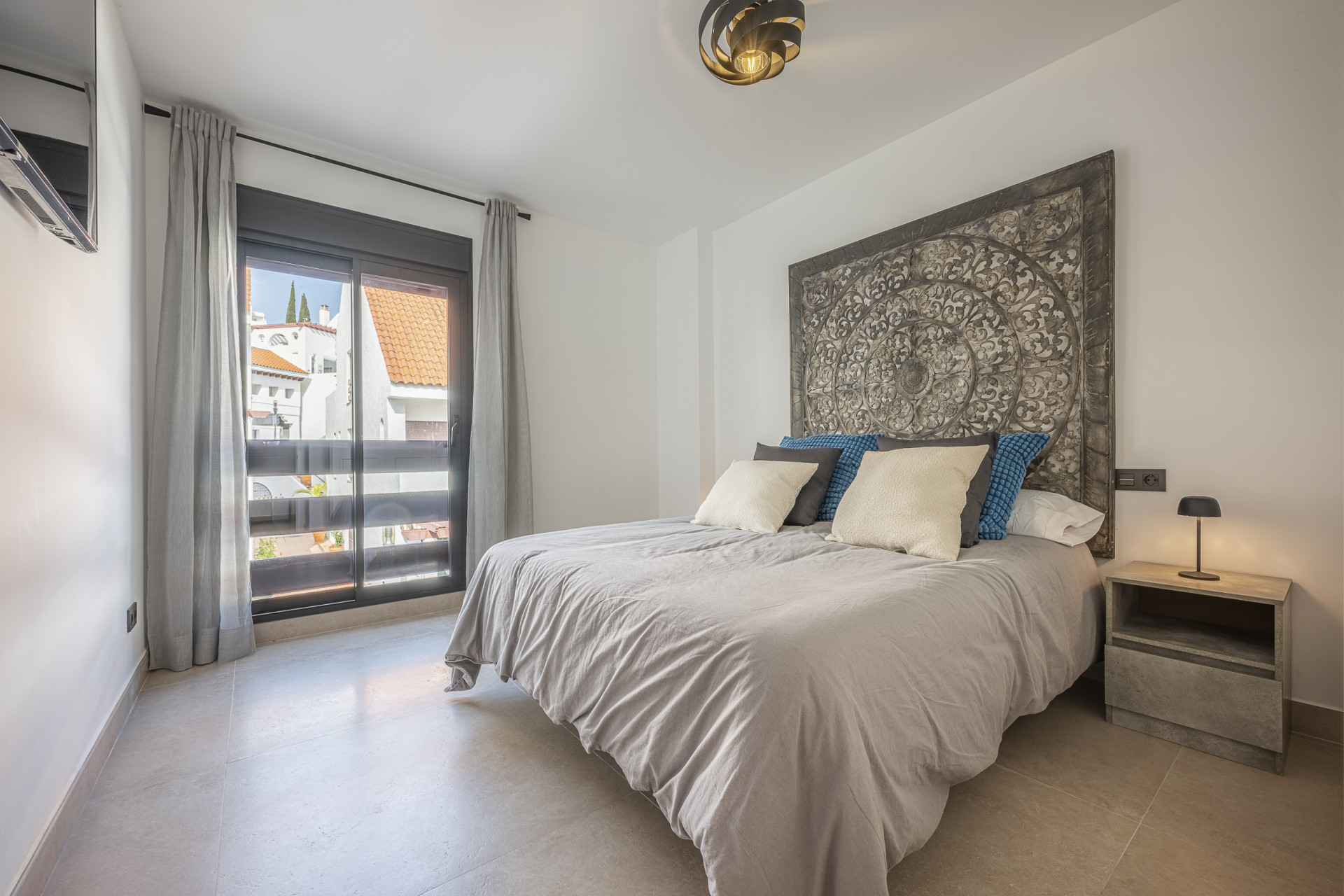 Beautifully renovated three-bedroom, east facing apartment, located in one of the most desirable complexes in Nueva Andalucia, La Maestranza. · Photo 41